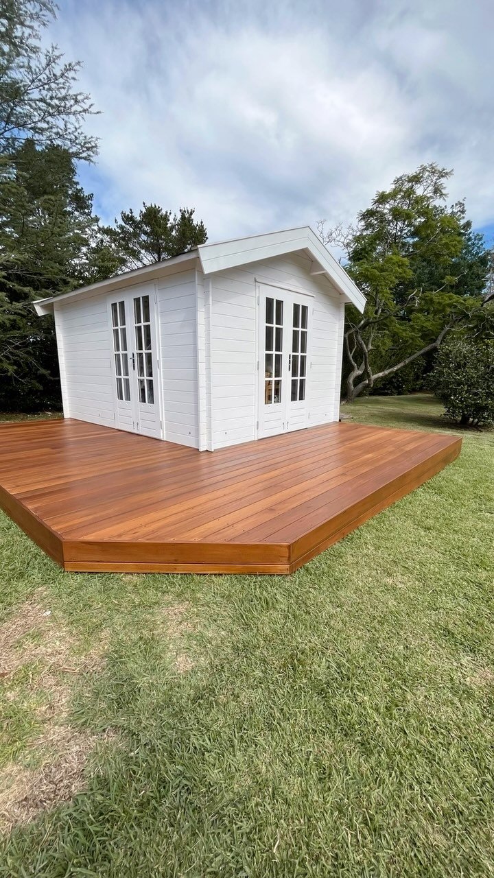 New deck install for this cosy cabin—built with clean lines and perfect finishes to set the perfect scene for our clients clothing brand photoshoots.
We utilised a @clickdeck aluminium subfloor frame to allow a low-lying finish and prevent ro