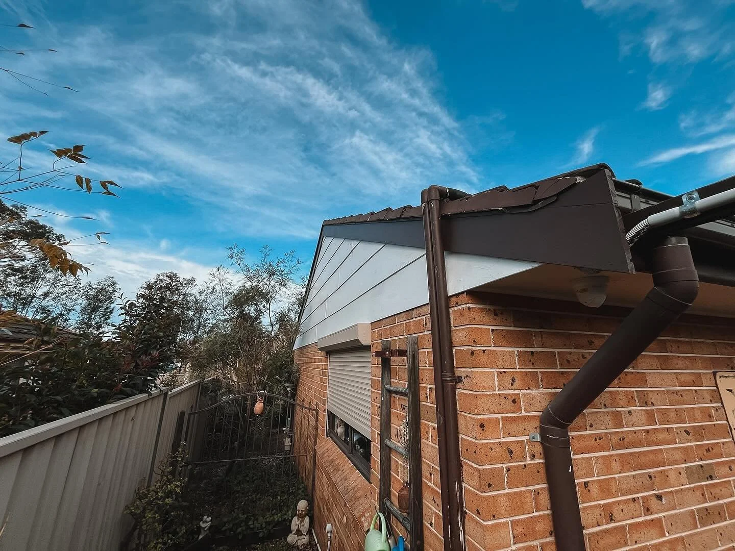 Fresh new barge boards to replace some existing rotten ones and tidy up the side of this house ✨ 

 📞 Call Dean on 0409 245 268 to organise a free quote 📞