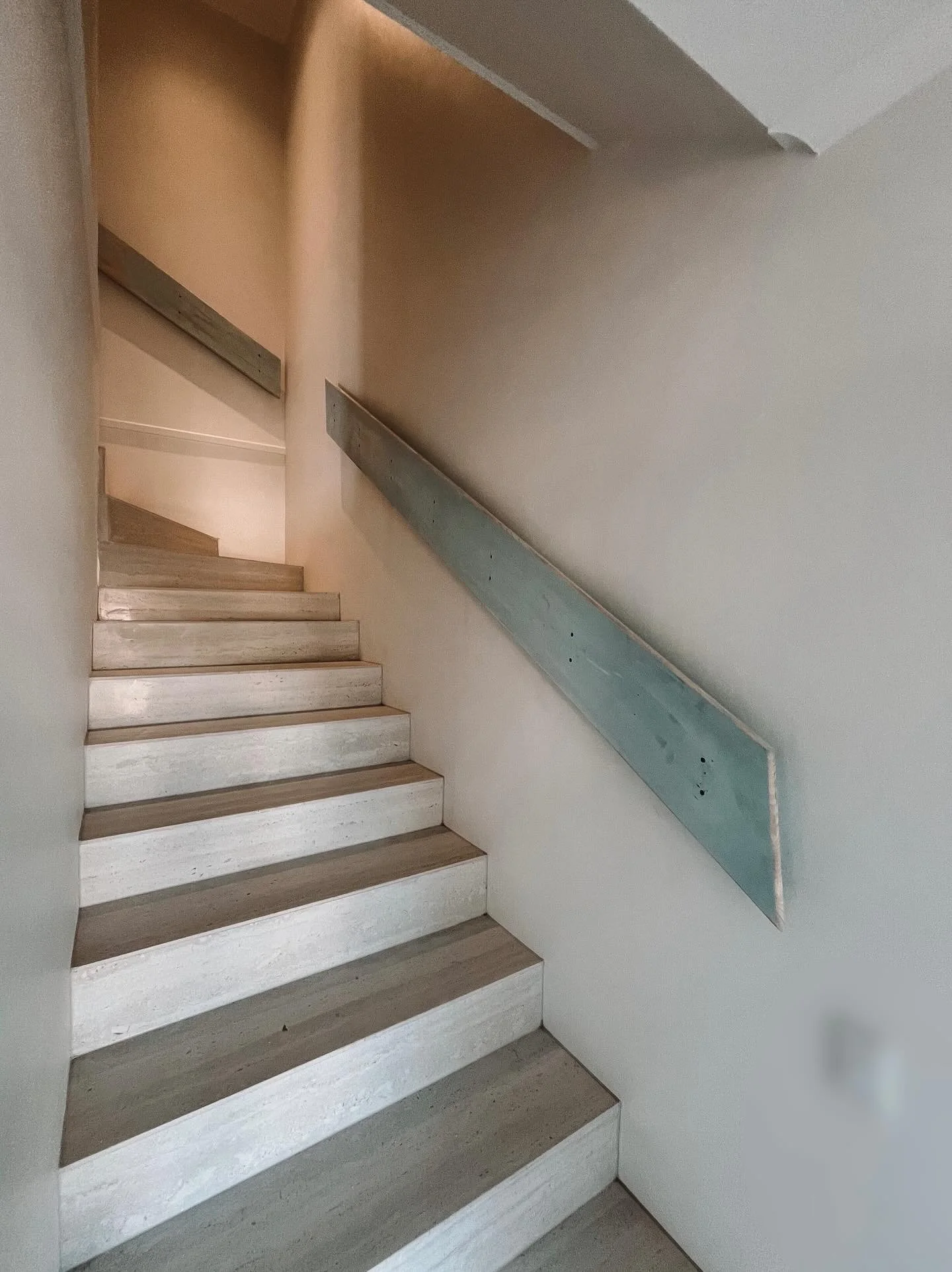 Handrails adding both function and style to these stairs. A sleek profile design with a shadow detail to hide the fixings creates a real feature in this space ✨ 

📞 Call Dean on 0409 245 268 to organise a free quote 📞