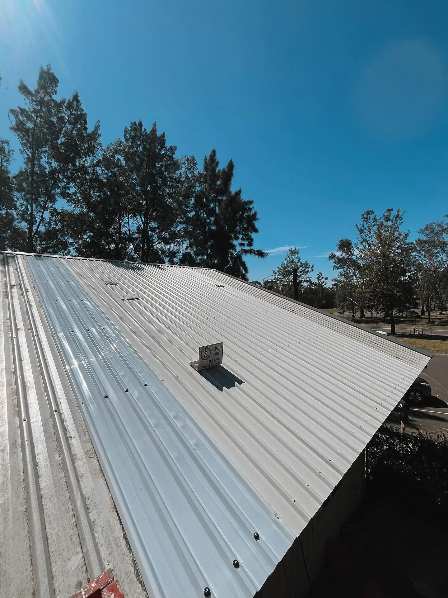 Roof repair to replace some damage sheets ☀️ With the help of @topguncranes to get these 8m roof sheets onto the structure before we could install 💪🏼

📞 Call Dean on 0409 245 268 to organise a free quote 📞