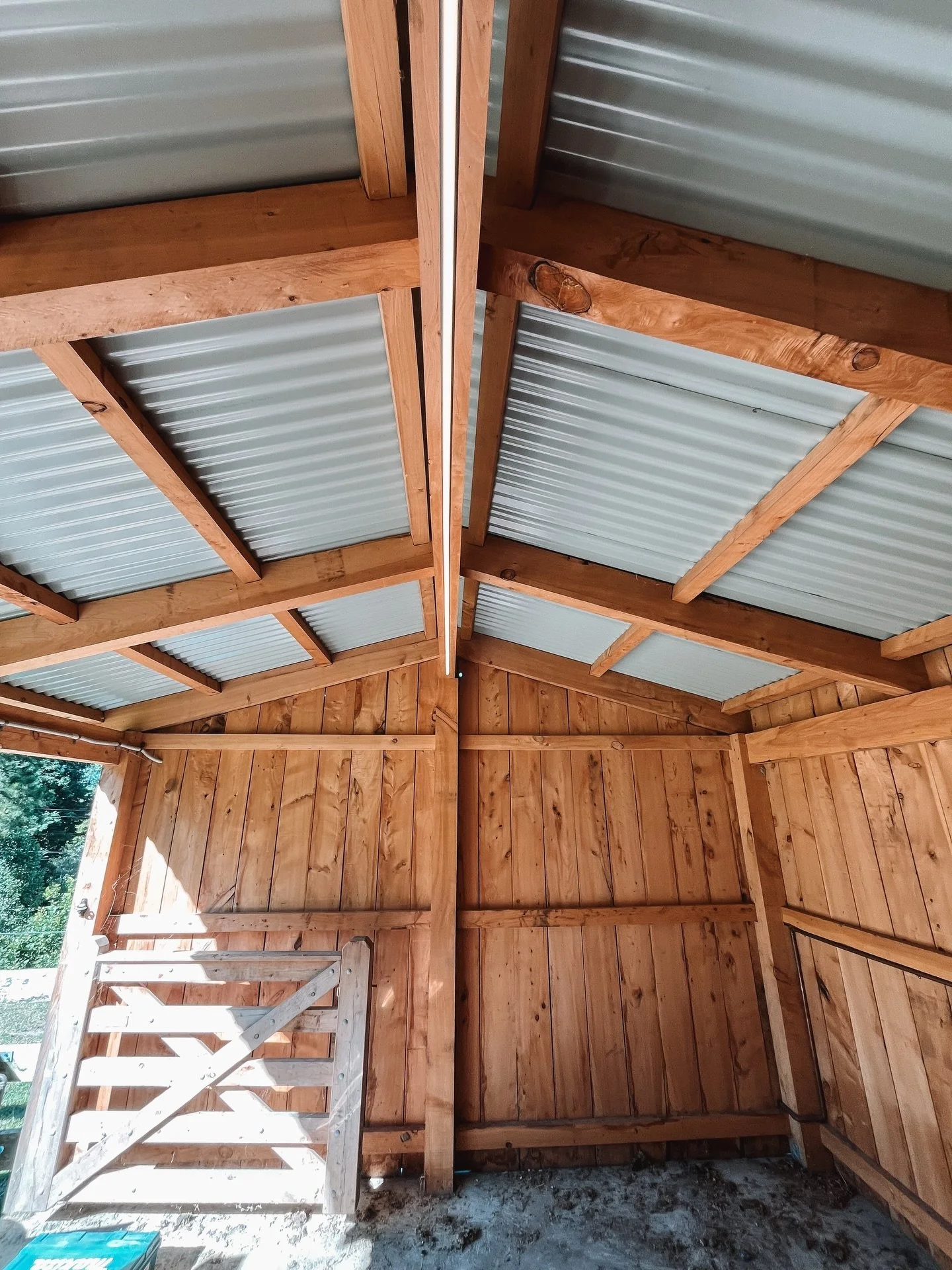 Some work helping out @onevision_electrical

Custom groove in the horse stable ready for a LED lighting strip, and new door install to allow for auto-lock door locks 🚪💡

 📞 Call Dean on 0409 245 268 to organise a free quote 📞