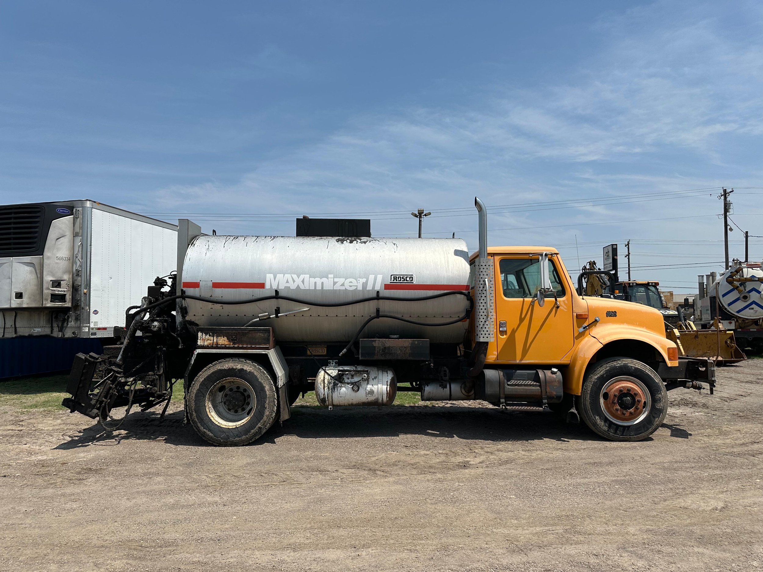 1997 ROSCO MAXIMIZER 2000GAL ON 1998 INTERNATIONAL 4900 4X2 ASPHALT DISTRIBUTOR TRUCK