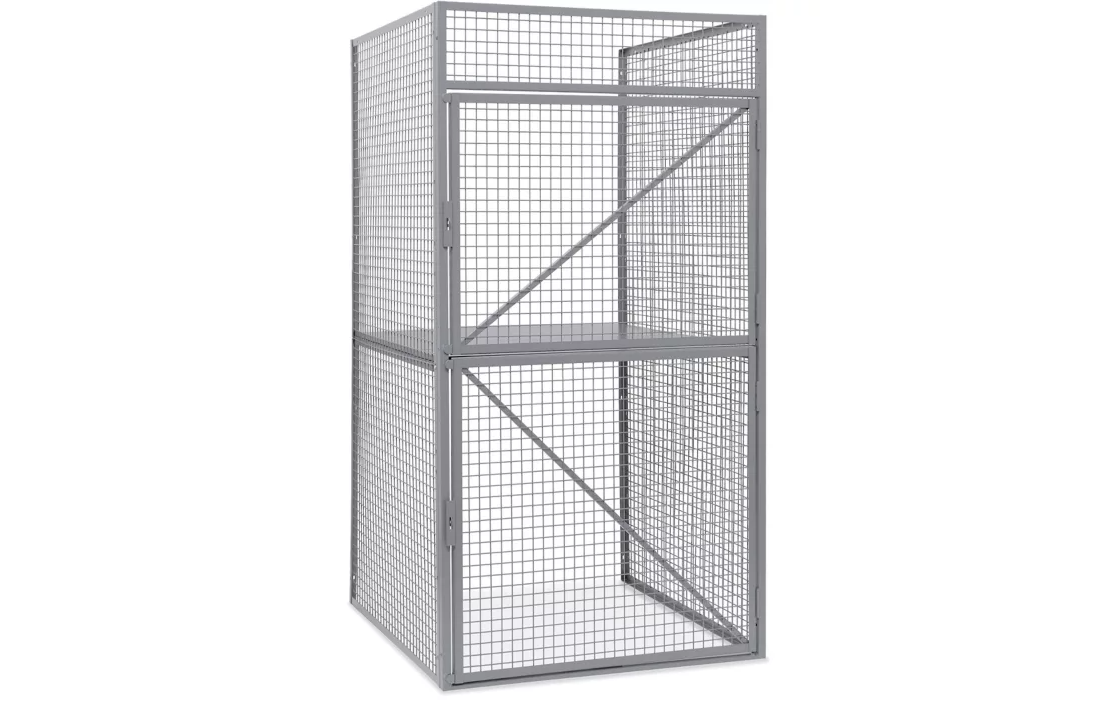 Jaula o caseta de almacenaje metálica con estructura de rejilla.