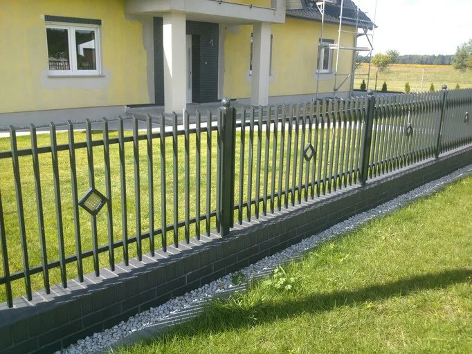 Cerca de metal negra para jardín.