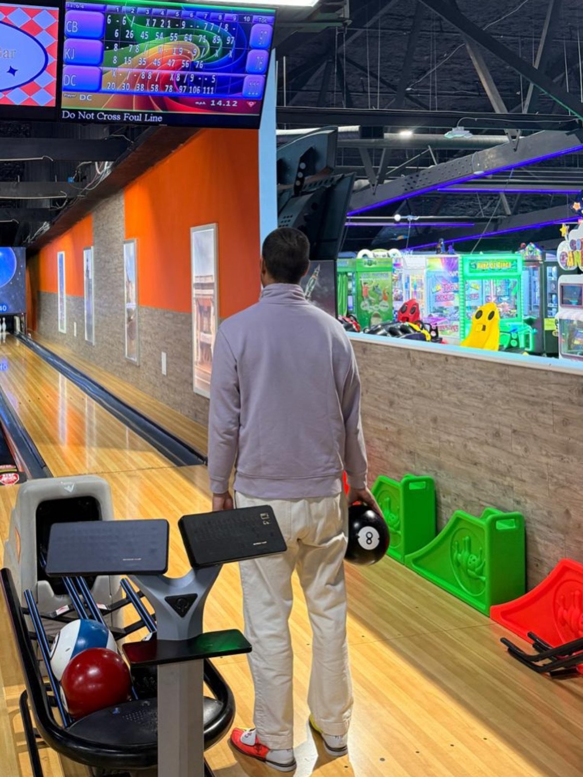 CLOSED FRIDAY 10/30
😽
Dan's birthday is Friday, so @spiralmirror_ will be closed (we believe birthdays are for exploration!). As you can see, he's already chasing his next eight ball strike 🎳 (📸 @katieherself )
🥳
Come see us Saturday for a Samhai