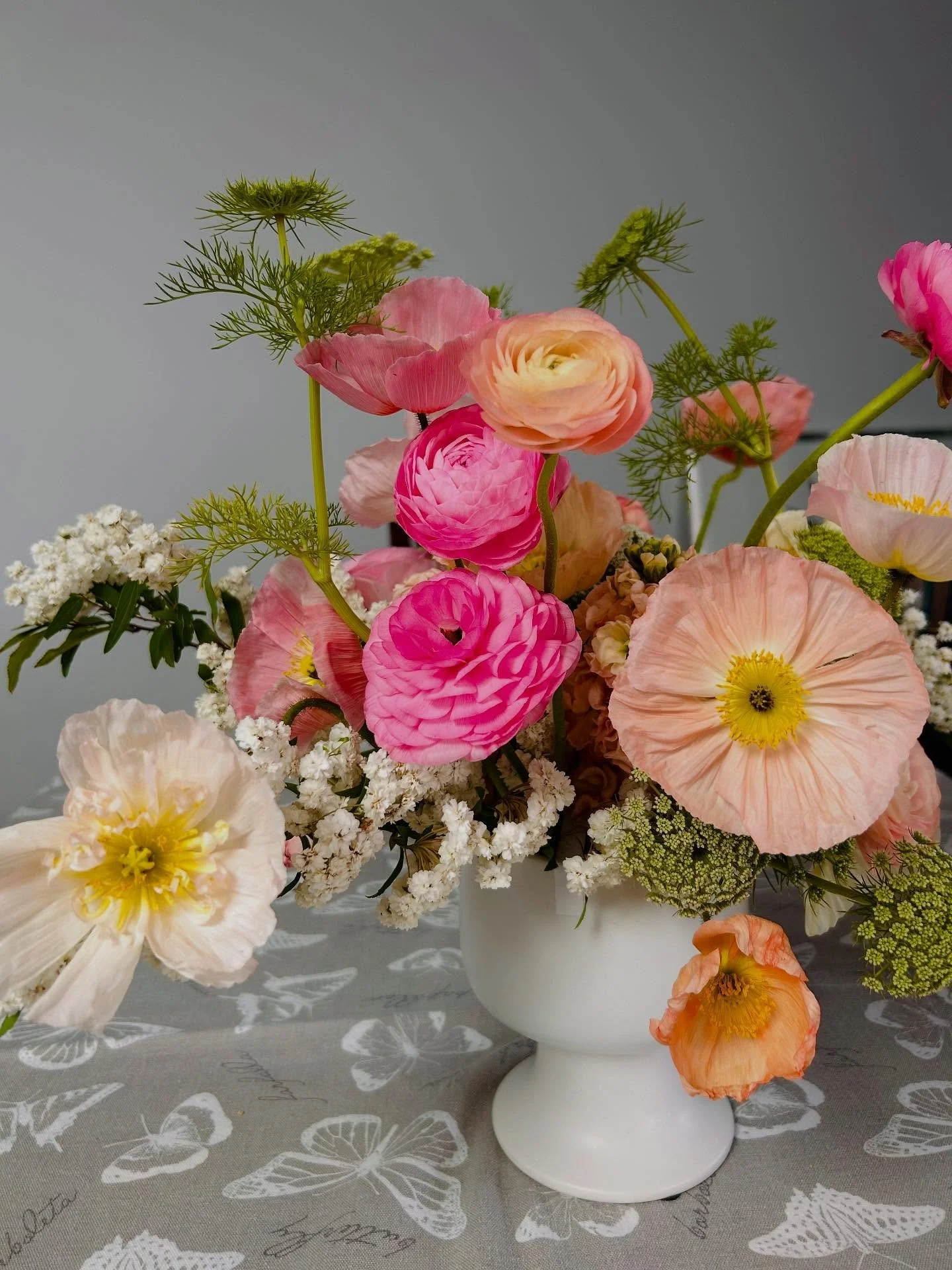 A few more pics of these stunning arrangements…the perfect spring combination 🌼
.
.
.
.
.
#springflowers #floralarrangements #floralworkshop #springflowerwork #blossomandblaze_floral #hillsdistrict #hillsdistrictflorist #seasonalflowers #loca