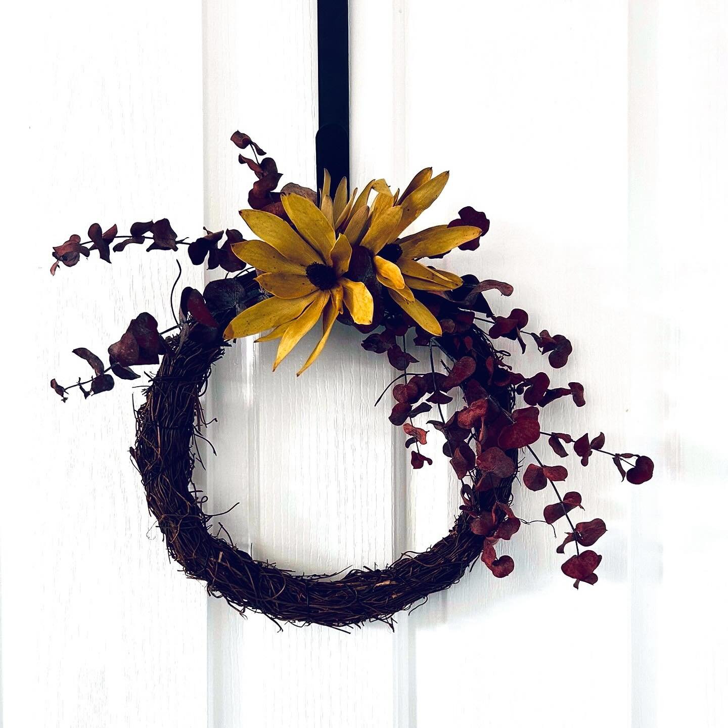 Christmas is coming! Join me this weekend at the @thehillsupmarket twighlight market. There will be wreaths a plenty, including the ever so popular mini wreaths, as well as stunning dried floral arrangements and Christmas decorations! 

Can&rsquo;t w