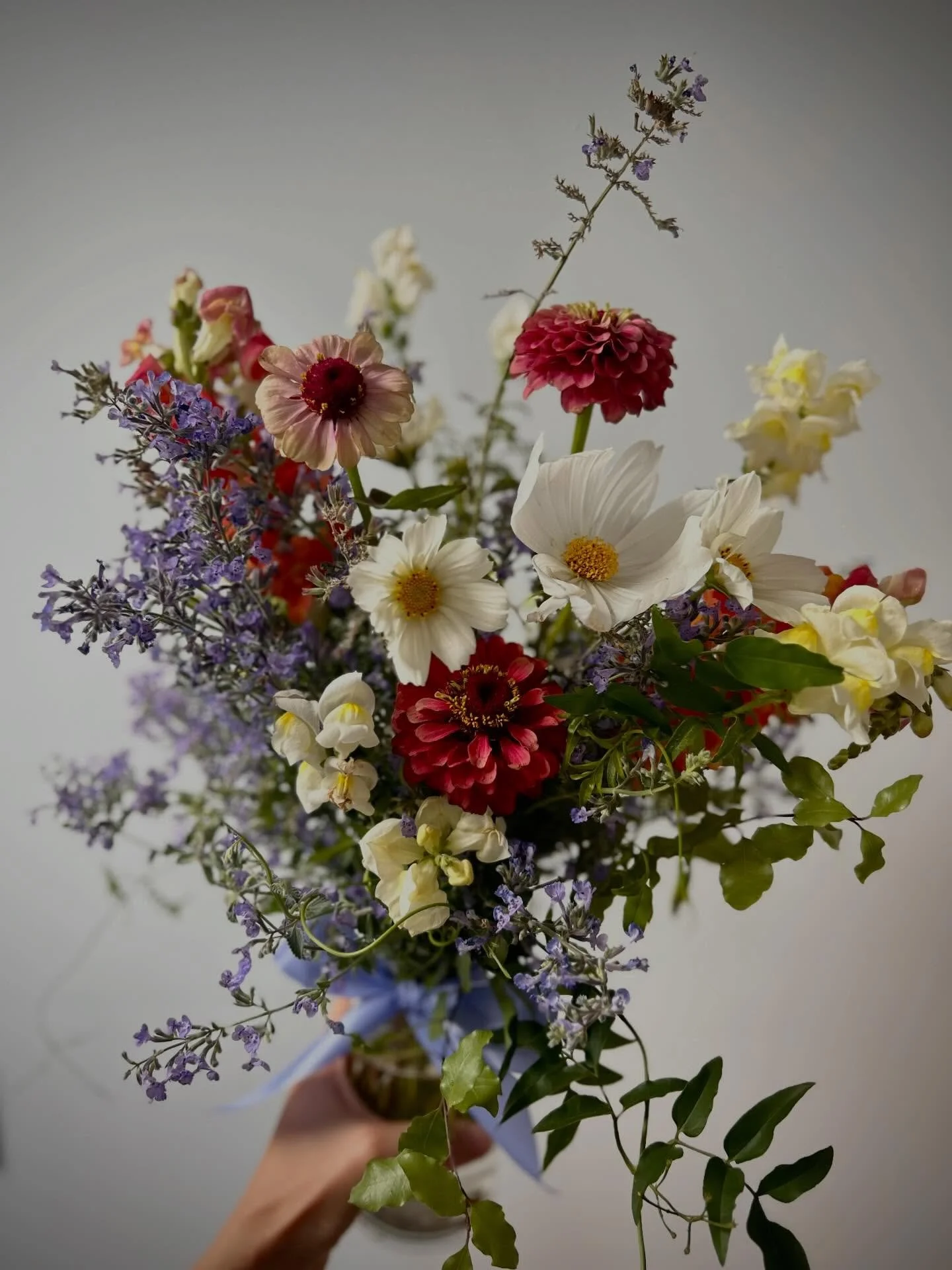 Meet The Gathered Jar.

A way of bringing fresh cut flowers back to everyday life.
Each week, I gather what&rsquo;s growing seasonally from local flower farms &amp; arrange it in a reusable glass jar. Foam-free, thoughtful, and never the same twice. 