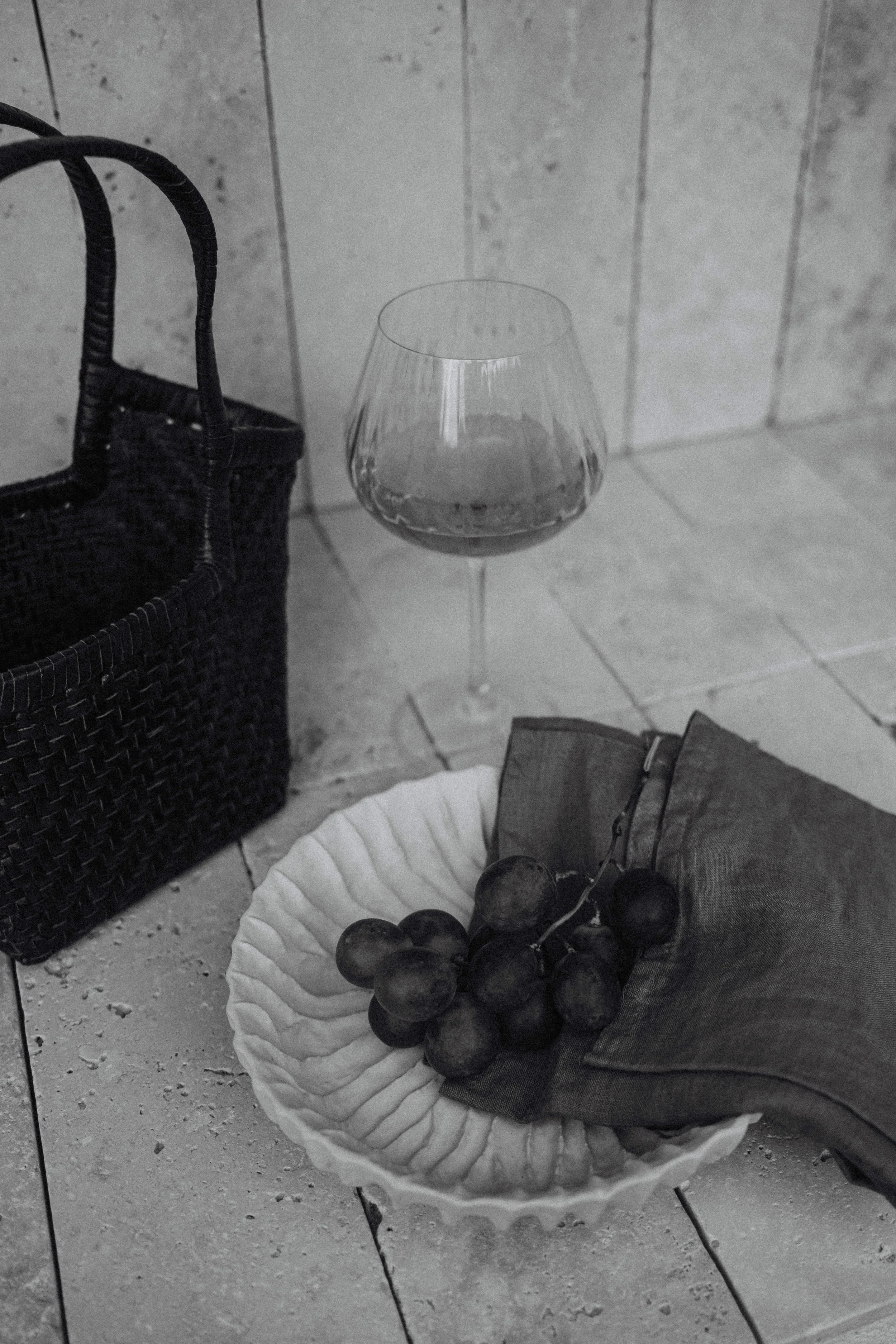 kaboompics_rustic-elegance-free-stock-photos-of-grapes-and-fruit-aesthetic-36371.jpg