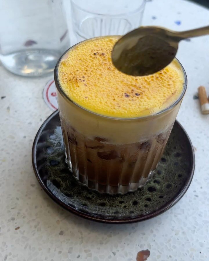 ☕ Petit bonheur du jour à Hoi An : un café crème brûlée chez Lyn’s Coffee !
Un mélange parfait : crème caramélisée au chalumeau + café glacé intense = explosion de gour
