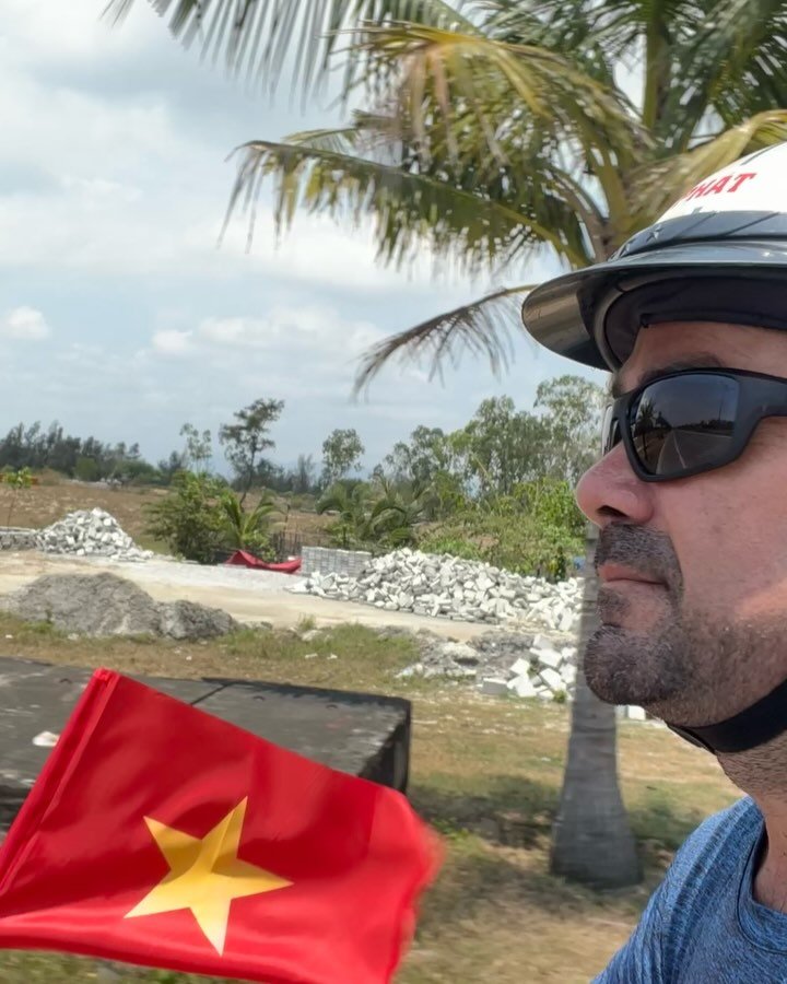 Exploration du jour : Tam Thanh
Aujourd’hui, cap vers Tam Thanh, un petit village côtier à l’âme artistique, à quelques virages de Hoi An. Ici, les murs parlent : chaque façade raconte une histoire, peinte