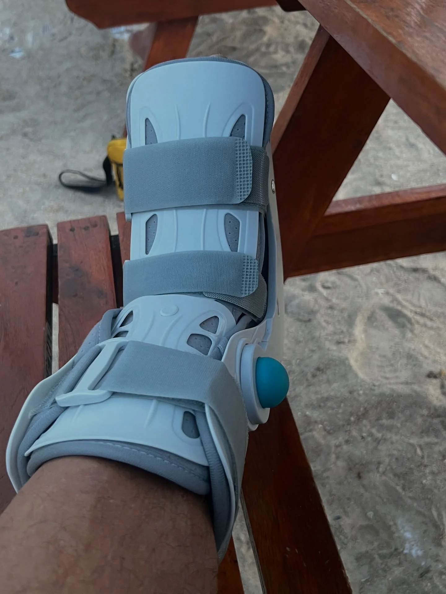 Reebok Pump &ndash; Beach Rehab Edition

50 ans de moto.
Du ski.
Un peu de chute libre.
Des milliers de plong&eacute;es.

Jamais un os cass&eacute;.

Il a fallu&hellip;
Une trappe ouverte &agrave; 6h du matin.

Comme quoi,
ce n&rsquo;est pas toujours