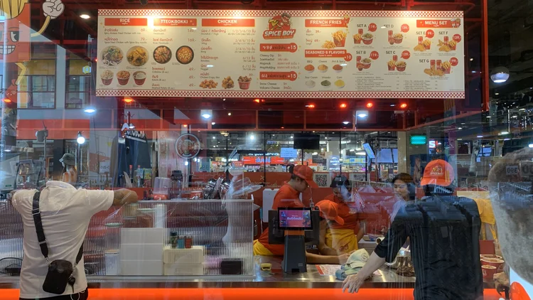 Spice Boy ศรีนครินทร์ ร้านอาหาร กรุงเทพฯ ออกแบบโดย WV ARCHITECT