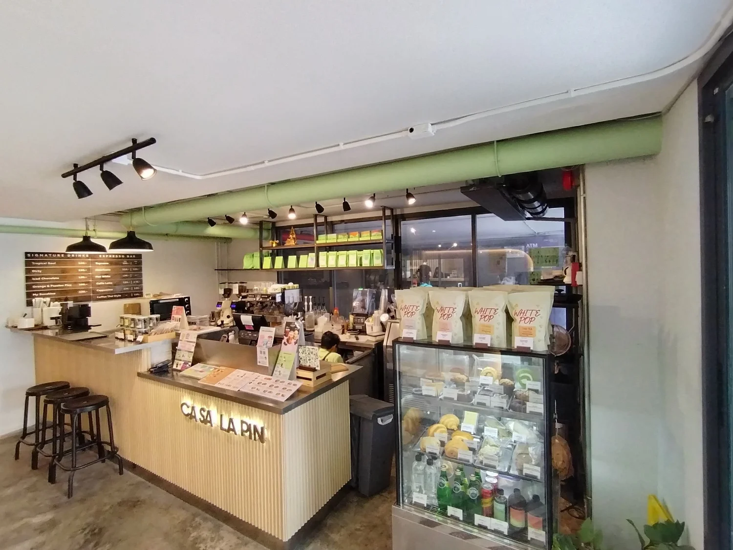 บิวท์อินเส้นโค้งโทนครีมกับลามิเนตลายไม้ ร้านกาแฟสุขุมวิท 31