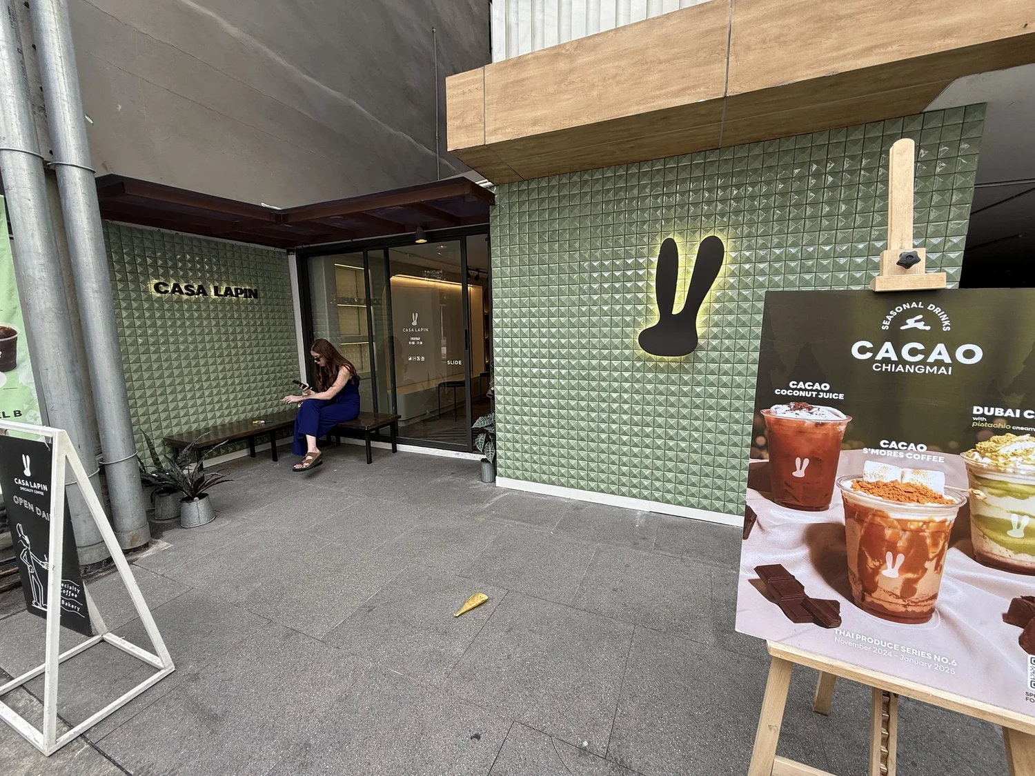 ท็อปเคาน์เตอร์สแตนเลสแฮร์ไลน์และหน้าเคาน์เตอร์ลอนไม้เทียม ร้าน Casa Lapin สุขุมวิท 31