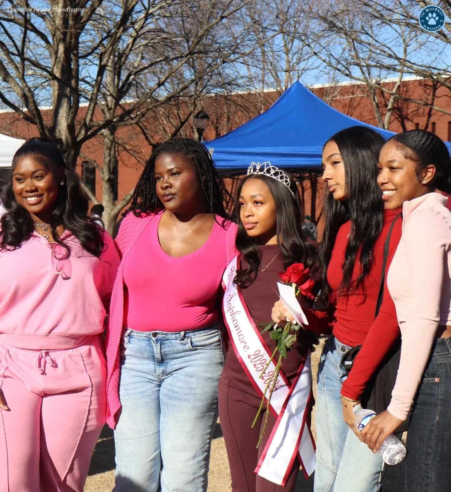 Love was in the air on Friday as @spelmansga kicked off the first Market Friday of the semester ❤️. Beautiful smiles, flowers, and outfits were seen all across the amphitheater as students enjoyed the warmer weather after a long and cold week 💐! 

?