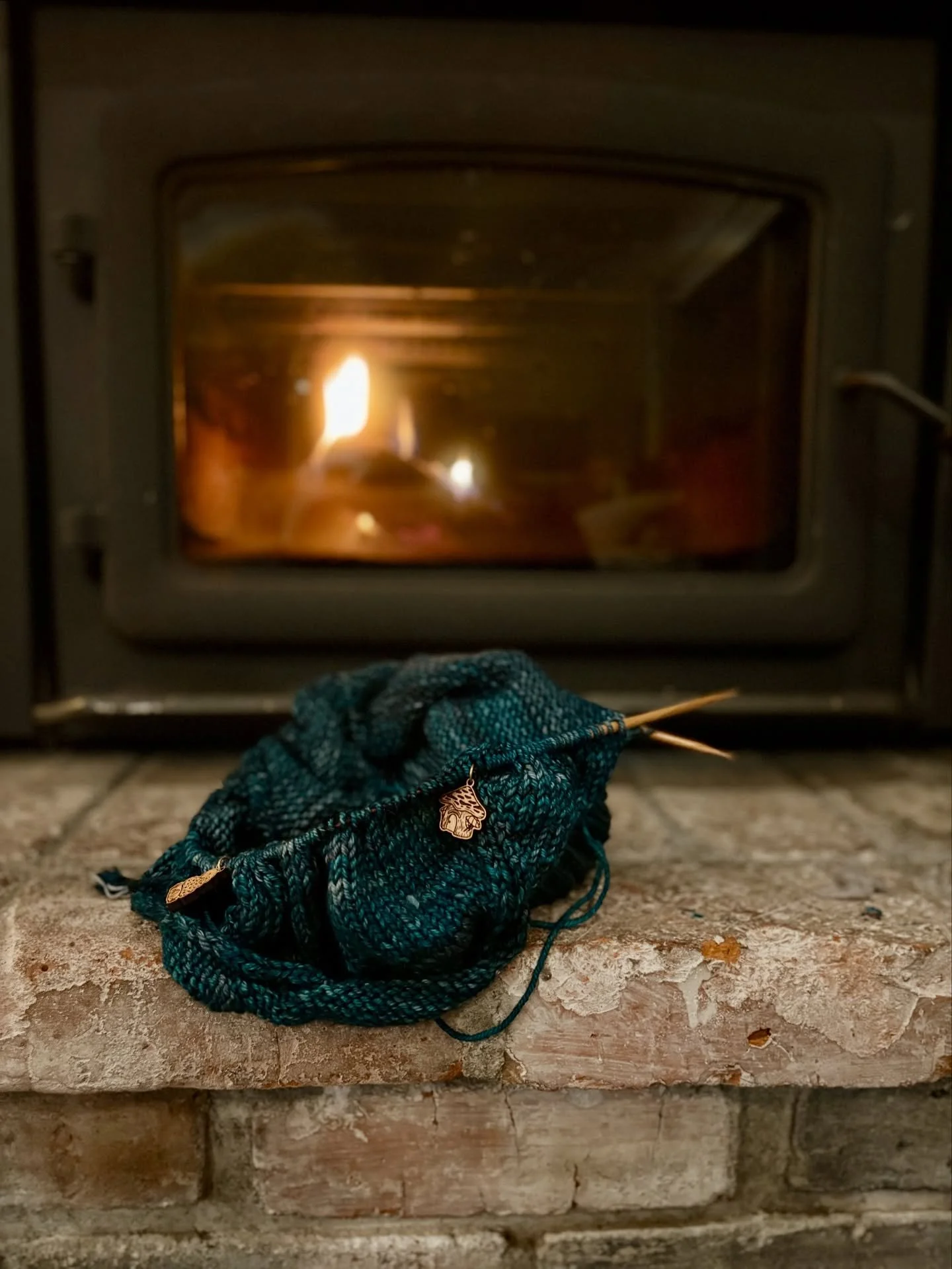 #novemberknittingchallenge Day 4: Nothing cozier than a warm fire and a knitting project 🥰 

Pattern: Men&rsquo;s Classic Raglan Sweater by Jane Richmond
Yarn: Malabrigo Rios in Pines