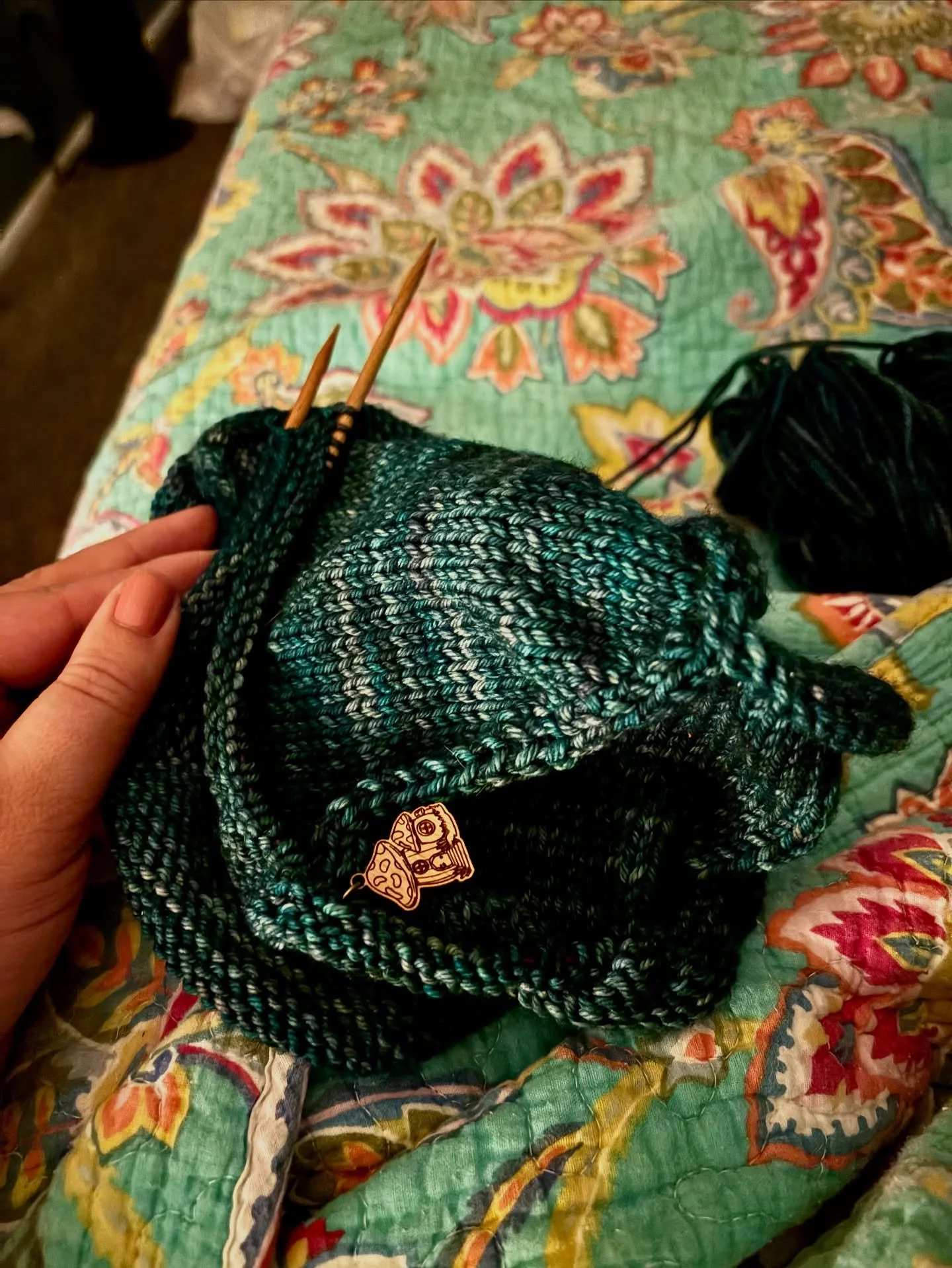 #novemberknittingchallenge Day 10: Made some progress this weekend 👏 I&rsquo;ve almost used up my first skein of yarn 🧶 

Pattern: Men&rsquo;s Classic Raglan Sweater by Jane Richmond
Yarn: Malabrigo Rios in Pines