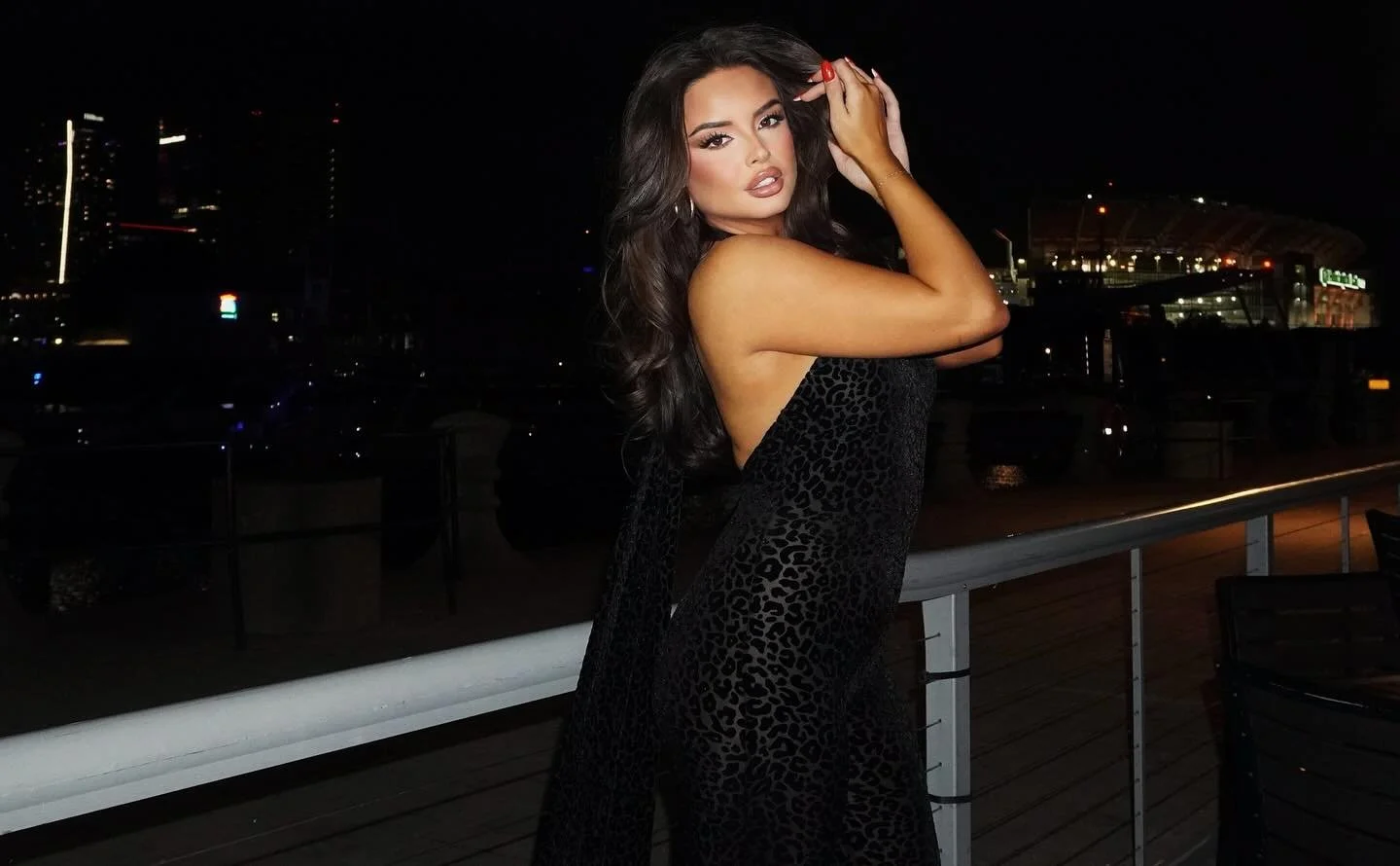 Spray tan and glam by me for the birthday girl โค๏ธ‍๐ฅ
#clevelandspraytan #clevelandspraytanartist #clevelandmakeupartist #clevelandmakeup #birthdaylook #cleveland #beauty #spraytans #makeup #looklikemiel #miel