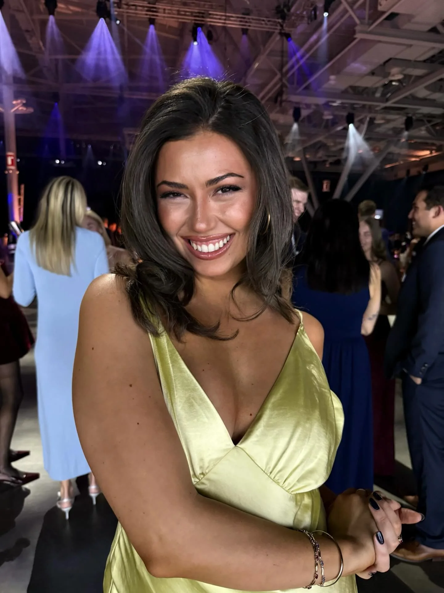 Spray tan on my gorgeous bestie for her work holiday trip in Boston 😍🔥