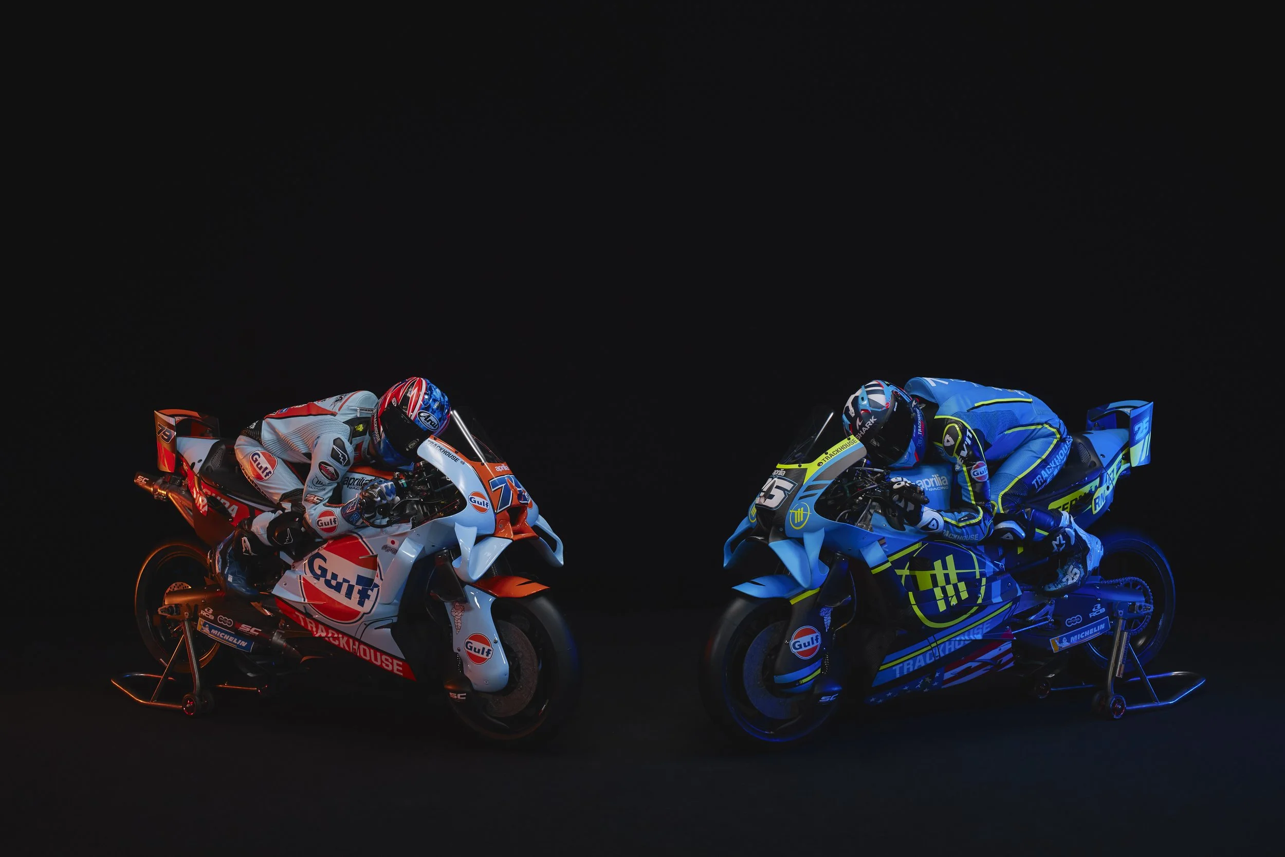 Fotografia automotive high-end: le Aprilia MotoGP di Raul Fernandez e Ai Ogura (Team Trackhouse Racing) con livree Gulf e blu elettrico, in studio su sfondo nero. / High-end automotive photography: Raul Fernandez and Ai Ogura's Trackhouse Racing Apri