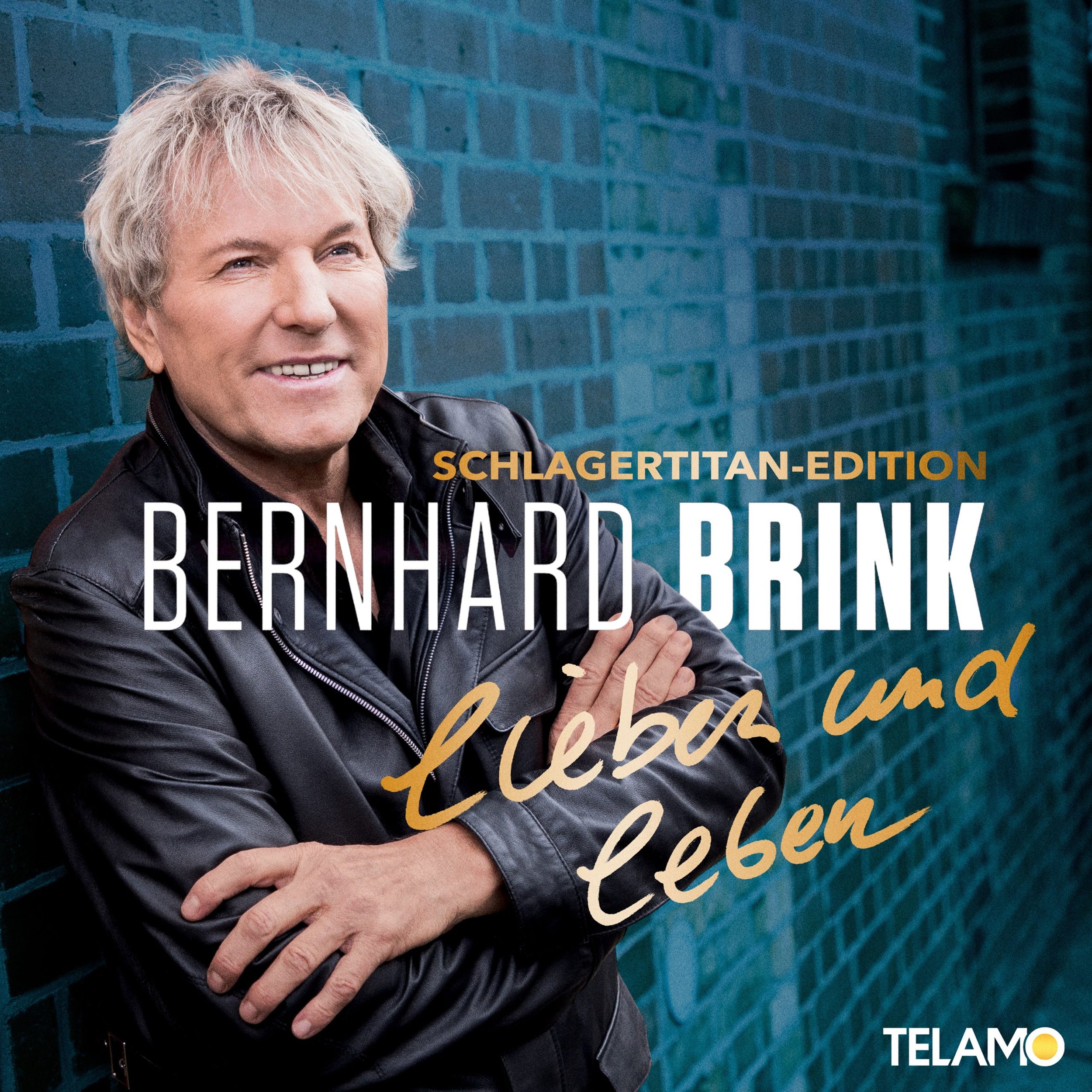Das Cover eines Albums mit Bernhard Brink, der schwarz gekleidet ist und vor einer blauen Ziegelmauer steht. Text auf dem Cover: "Schlagertitan-Edition Bernhard Brink, lieben und leben".
