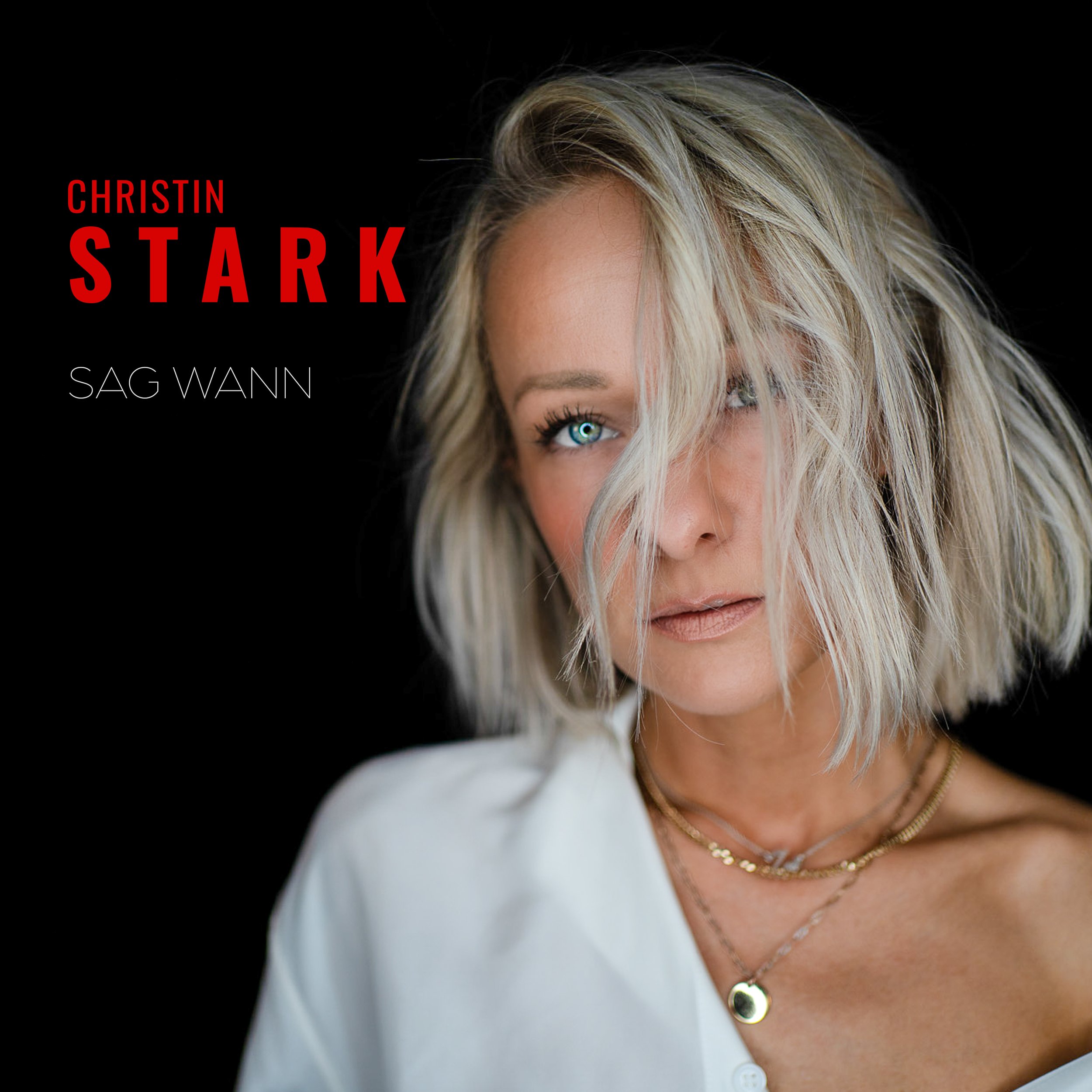 Christin Stark vor einem schwarzen Hintergrund. Text auf dem Bild: "Christin Stark" in roter Schrift und "Sag Wann" in weißer Schrift.