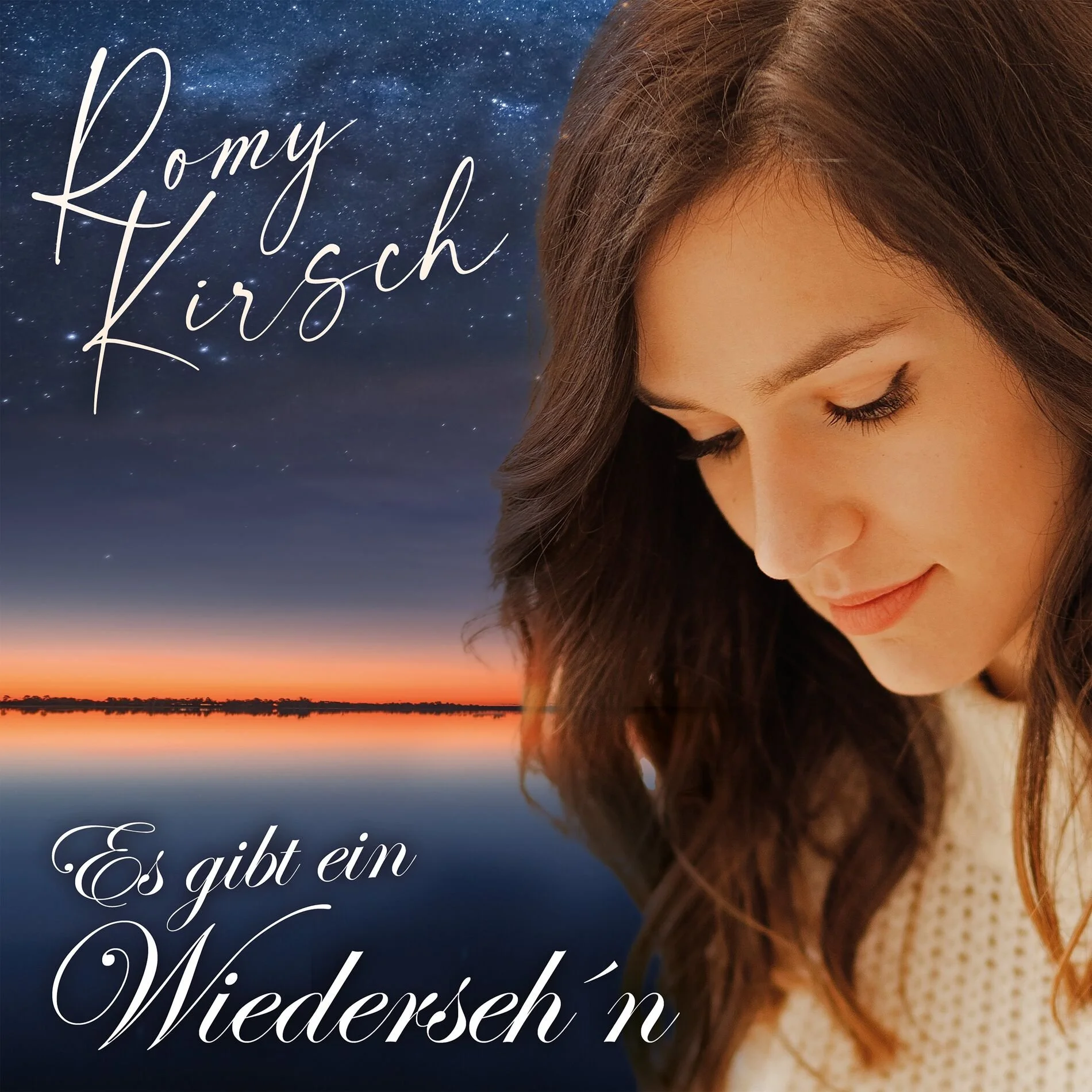 Single Cover von Romy Kirsch mit geschlossenen Augen vor einem Himmel bei Sonnenuntergang und Sternen. Text auf dem Cover: 'Romy Kirsch. Es gibt ein Wiedersehen'.