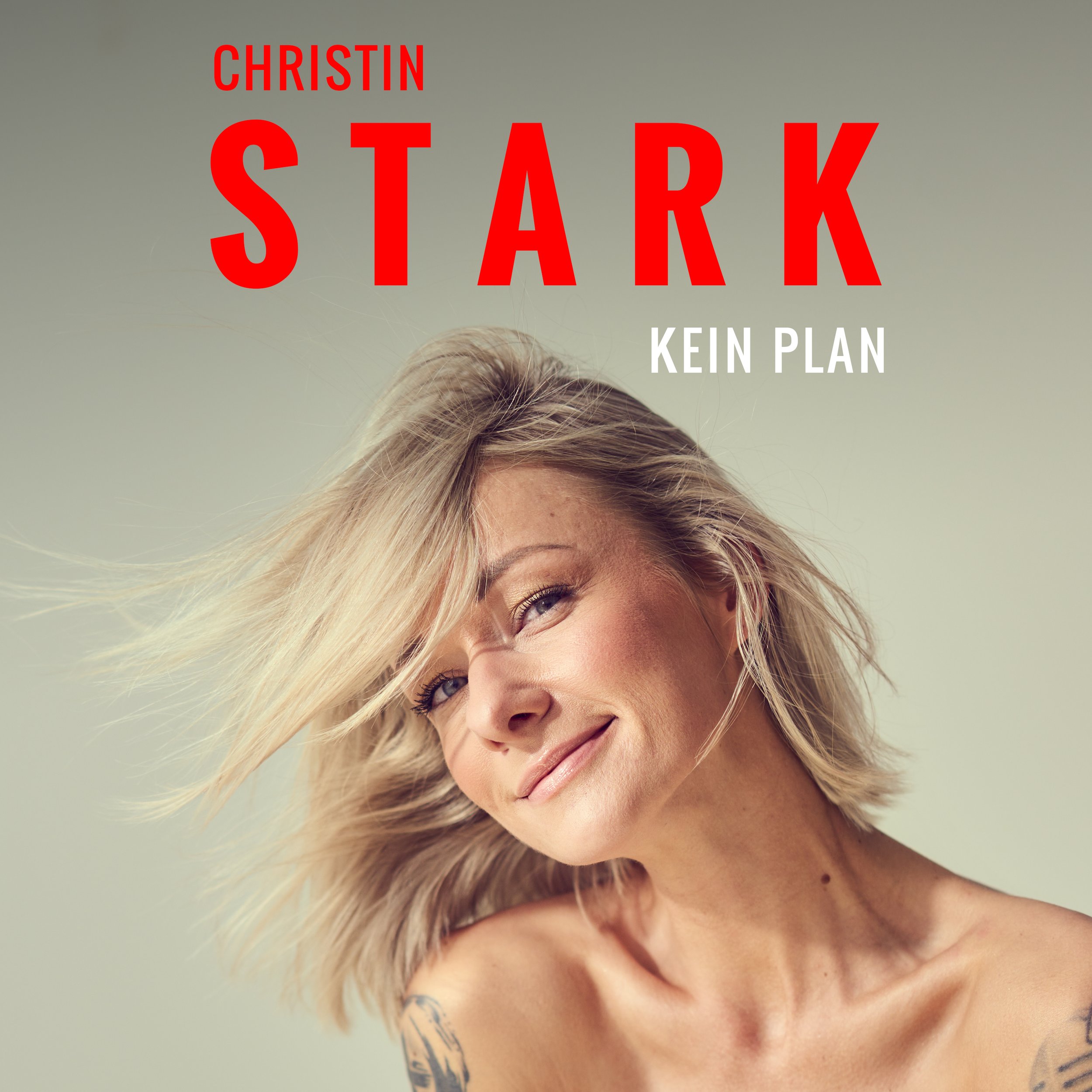 Cover mit einem Porträt von Christin Stark mit schulterlangem blondem Haar und Tätowierungen am Schulterbereich, Text in Rot und Weiß auf grauem Hintergrund, Titel: 'Stark Kein Plan'