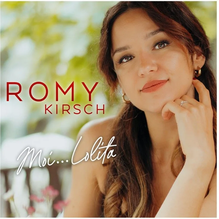 Das Cover mit Romy Kirsch, die nachdenklich in die Kamera schaut, im Hintergrund sind grüne Blätter. Text auf dem Cover lautet: "Romy Kirsch - Moi...Lolita".