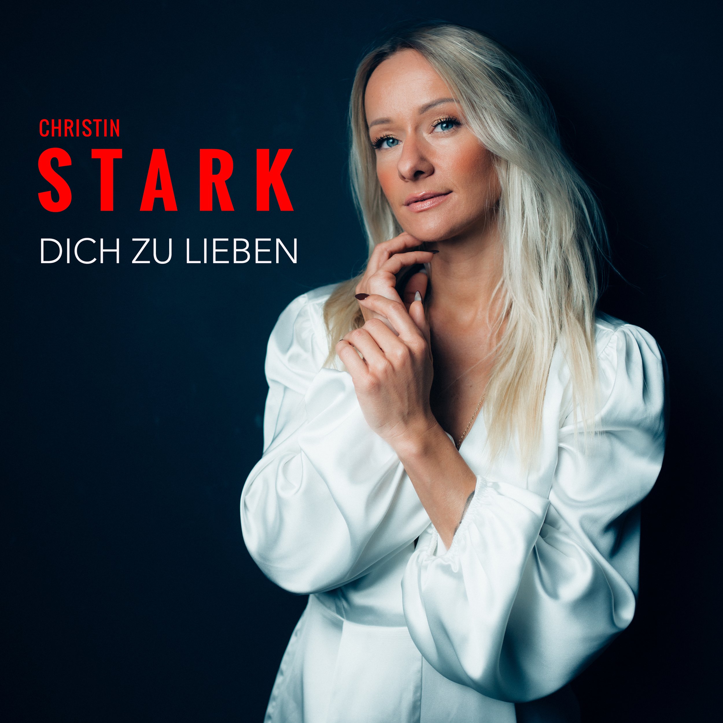 Porträt von Christin Stark vor dunklem Hintergrund, trägt weiße Bluse, lächelt leicht und berührt ihr Kinn, daneben rote und weiße Textüberschriften.