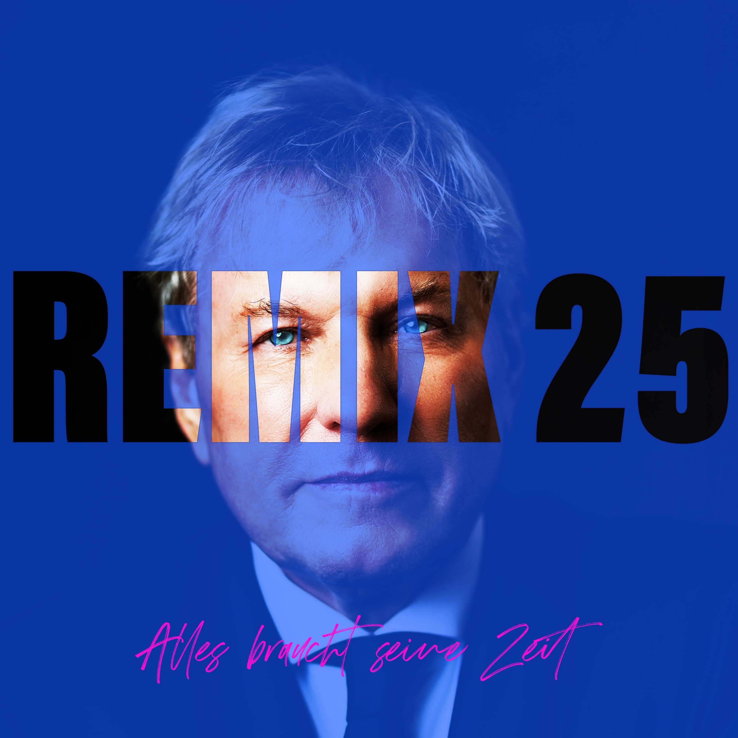 Bernhard Brink vor blauer Beleuchtung, der Text 'REMIX 25' in großen schwarzen Buchstaben und einem Slogan in pinker Handschrift "Alles braucht seine Zeit"