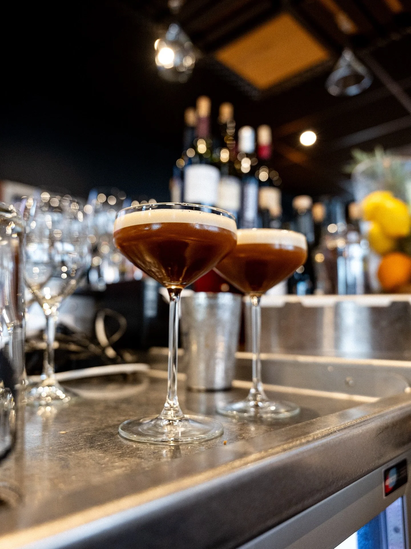 BAR 🍸 

On ne vous pr&eacute;sente plus notre classique expresso Martini aux grains de caf&eacute; @cafesmerling ☕️ !

Id&eacute;al pour cl&ocirc;turer votre exp&eacute;rience au sein de notre &eacute;tablissement 😌.

L&rsquo;abus d&rsquo;alcool es