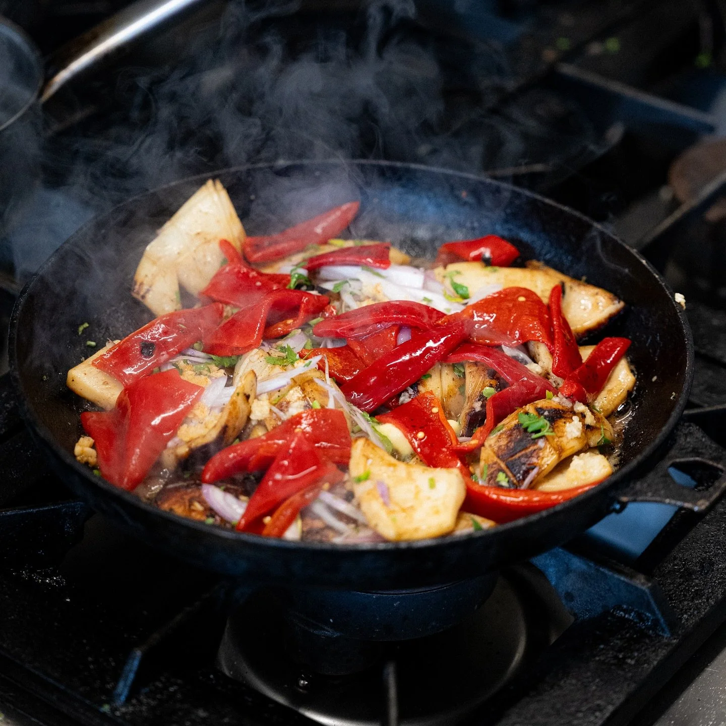 Une cuisine locale et &amp; gourmande 😋..

Seiche &agrave; la basque, et des pommes de terres grenailles

#uinisrestaurant #bistrot #larochelle #iledere #charentemaritimetourisme #france #seafood