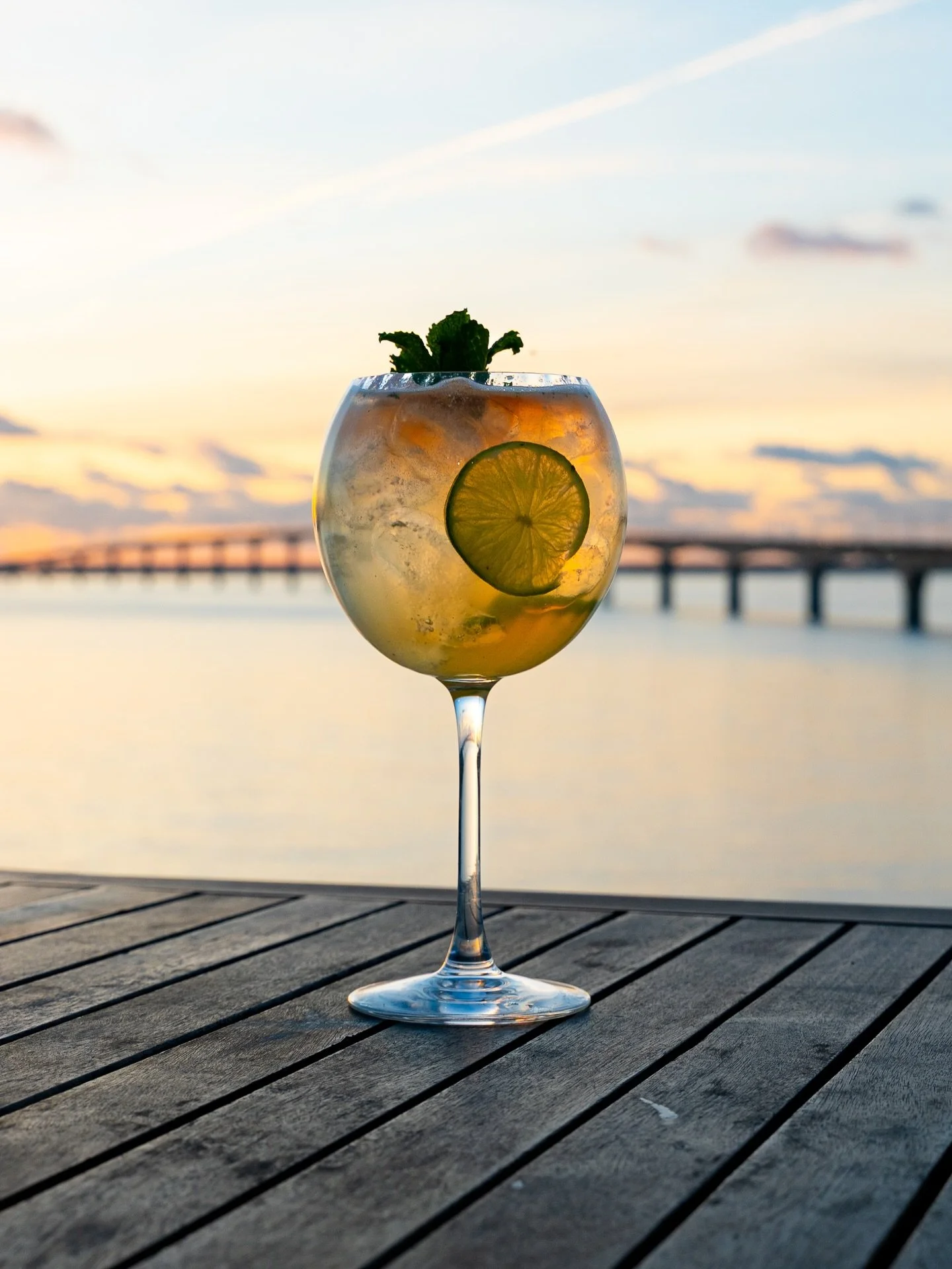 Cocktail du moment 🍹 

🌿 Le Botanical FIZZ 🌿 

- liqueur de verveine 
- gin bouton de roses de chez @bonhomie_gin 😎
- citron vert 🍋&zwj;🟩 
- menthe &amp; angostura 

Un p&eacute;tillant bouquet botanique, frais et aromatique. ✨

R&eacute;alisat