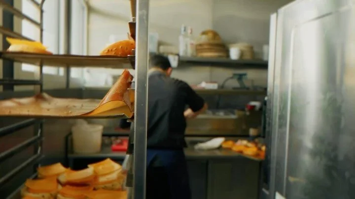 Bienvenue au @uinis_restaurant 🥩🍔

🎥 @marcom_prod 

#larochelle #ileder&eacute; #bistrot