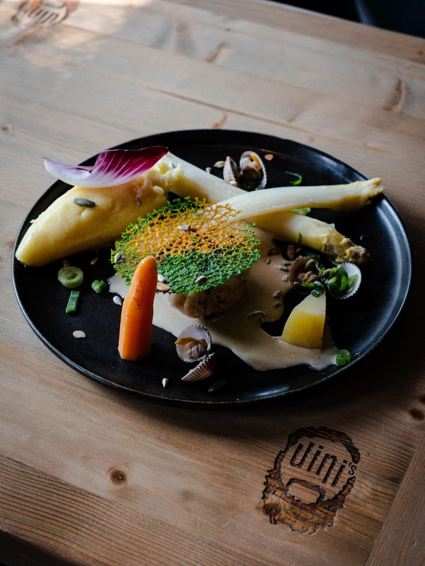 Plaisir Printanier en approche 🤤&hellip;

D&eacute;couvrez notre pav&eacute; de Lotte aux premi&egrave;res asperges 😎

#larochelle #bistrot #uinisrestaurant