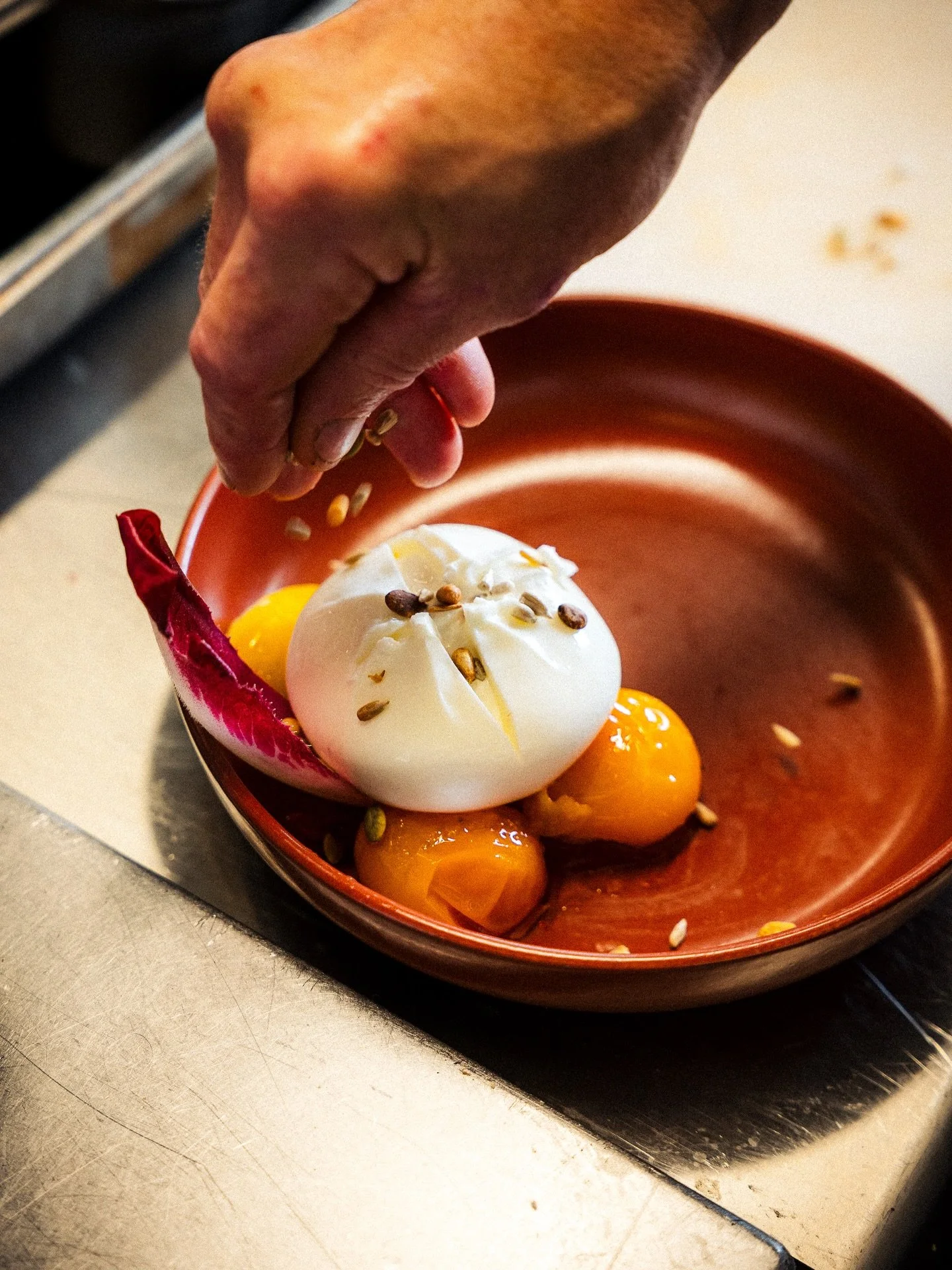 De la cuisine &agrave; l&rsquo;assiette 😋&hellip;

N&rsquo;h&eacute;sitez pas &agrave; venir d&eacute;guster notre entr&eacute;e phare de l&rsquo;&eacute;t&eacute; :

- Burrata AOP 
- Tomates r&ocirc;tis 
- focaccia 
- jambon truff&eacute; 

Et pour