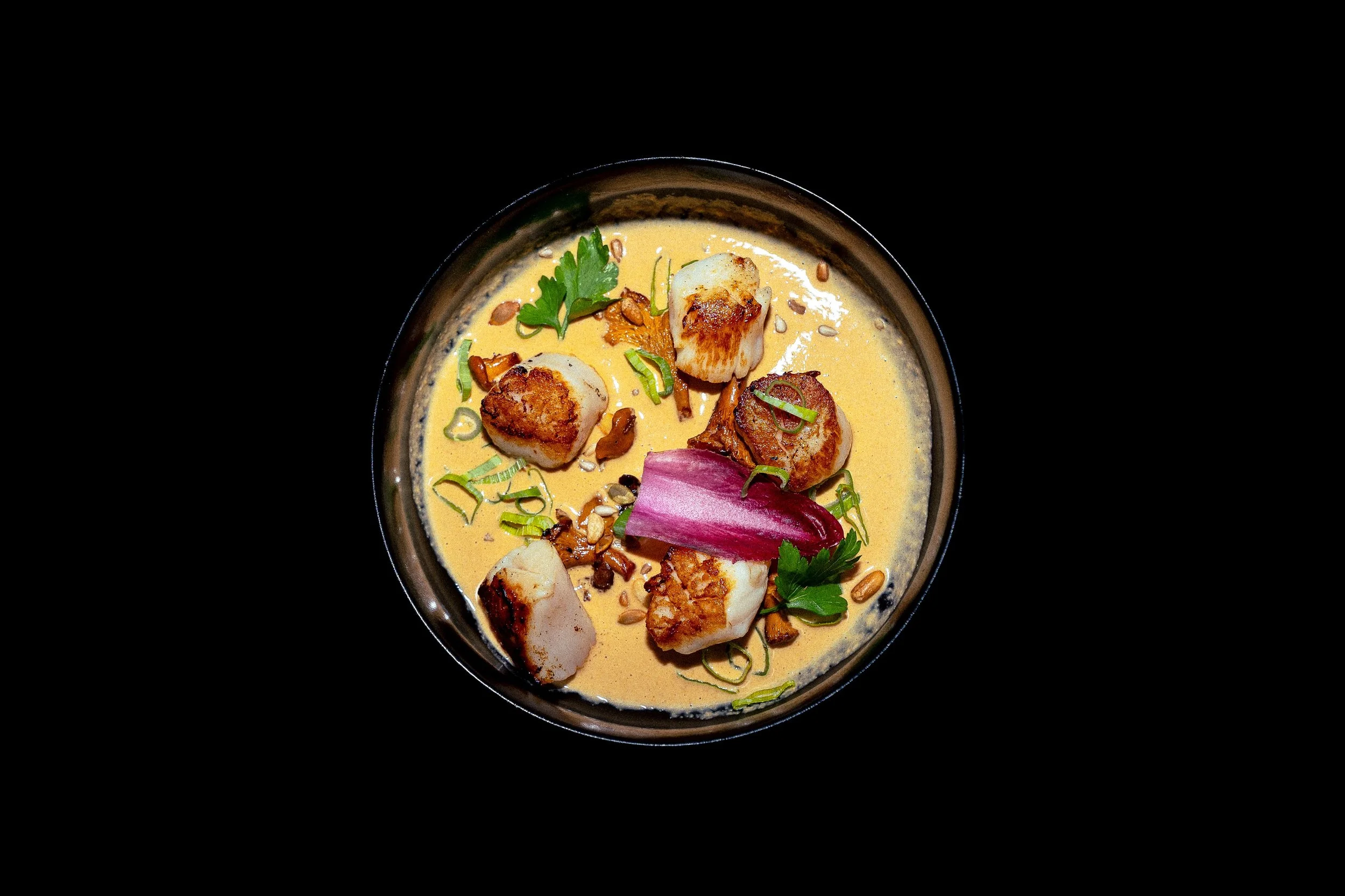 Saveurs d&rsquo;automne 🍂!

Saint Jacques de Brest | Sauce Corail &amp; Risotto aux girolles 🍄&zwj;🟫 

Un plat aussi savoureux que r&eacute;confortant 😋&hellip;

&Agrave; d&eacute;guster vue Oc&eacute;an 🌊 !

@marcom_prod 

#uinisrestaurant #lar