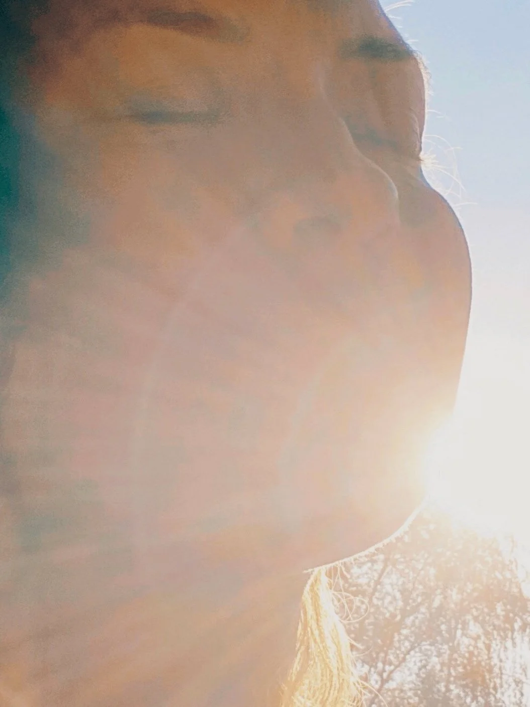 Nahaufnahme Kathrin Thomas von bewusst ganz leben, zuckerfrei leben, achtsam leben, Spiritualität im Alltag, Tipps für Selbstverwirklichung