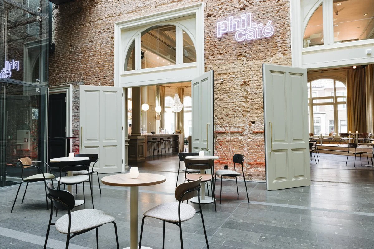phil-haarlem-phil-cafe-vanuit-grote-foyer-bibi-veth-4.jpg