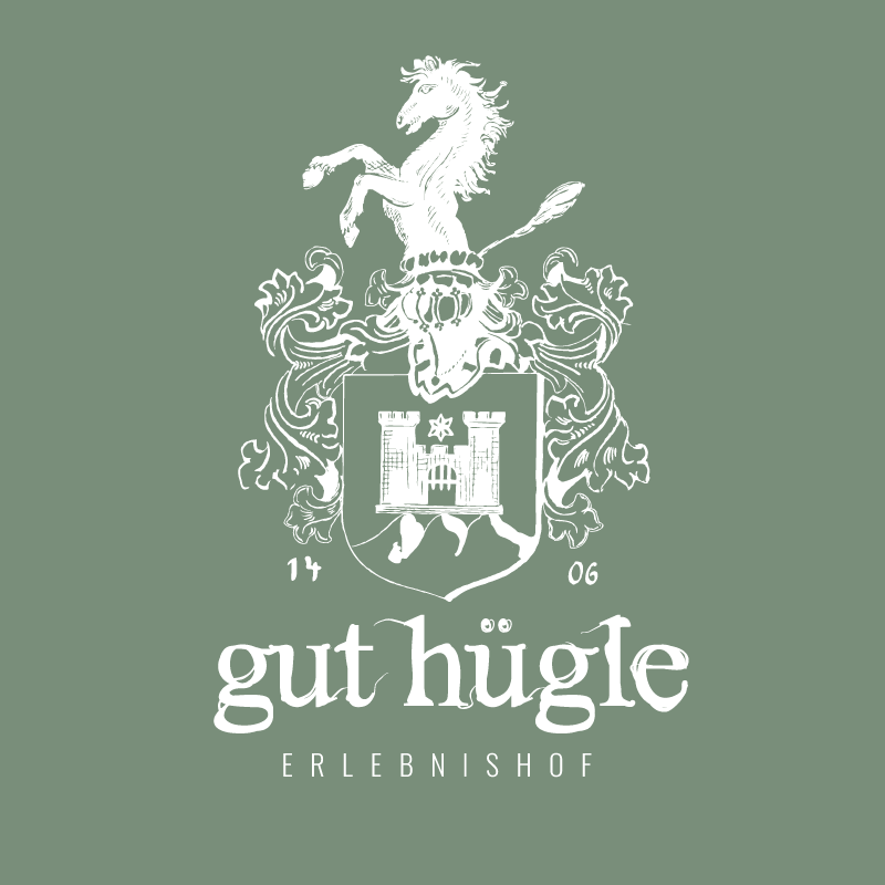 Wappen mit Löwen und Burg, darunter der Schriftzug "gut hügle ErlebnisHof" auf grünem Hintergrund.