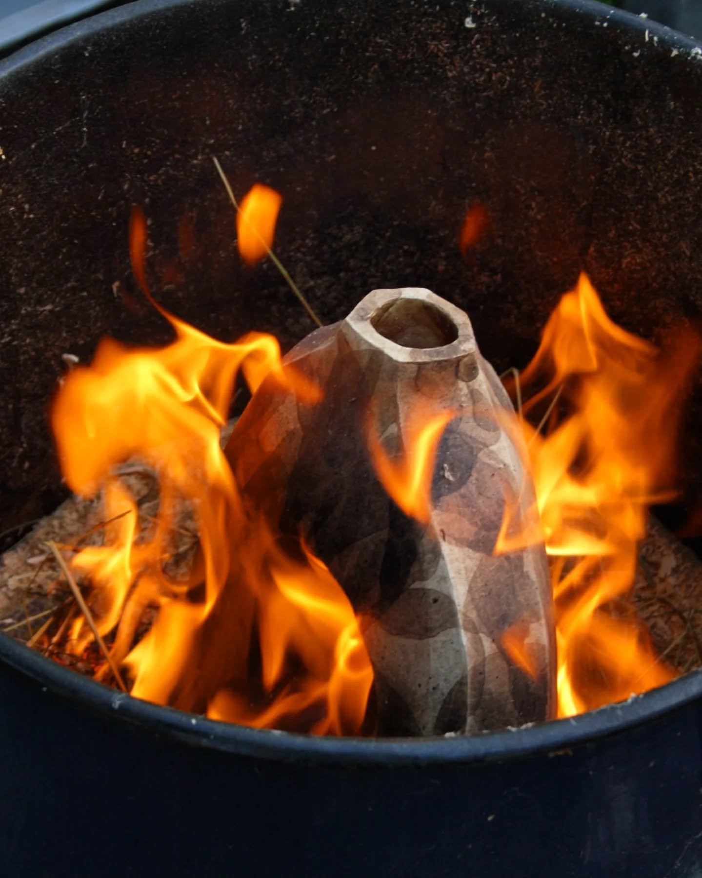 🔥 Raku firing session &ndash; April 2025 🔥
As part of our spring residency program, we explored the traditional Japanese raku technique in our ceramic atelier. Using a traditional wood-fired kiln, we brought the pieces to high temperature before re
