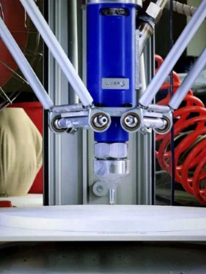 During his summer residency at the FarmLab @eugeniobettucchi, from the Italian design studio @oficina.space, explored the potential of 3D-printed clay inspired by the local context. 

Using a WASP clay 3D printer, Eugenio shaped parametric structures