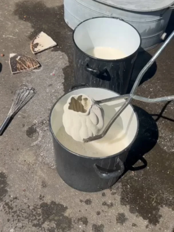 The clay pieces that @eugeniobettucchi 3D-printed during his residency at @farmlab.at underwent a radical transformation through Obvara firing, guided by the FarmLab team&rsquo;s expertise.

After a first bisque firing and a second wood-fired raku fi