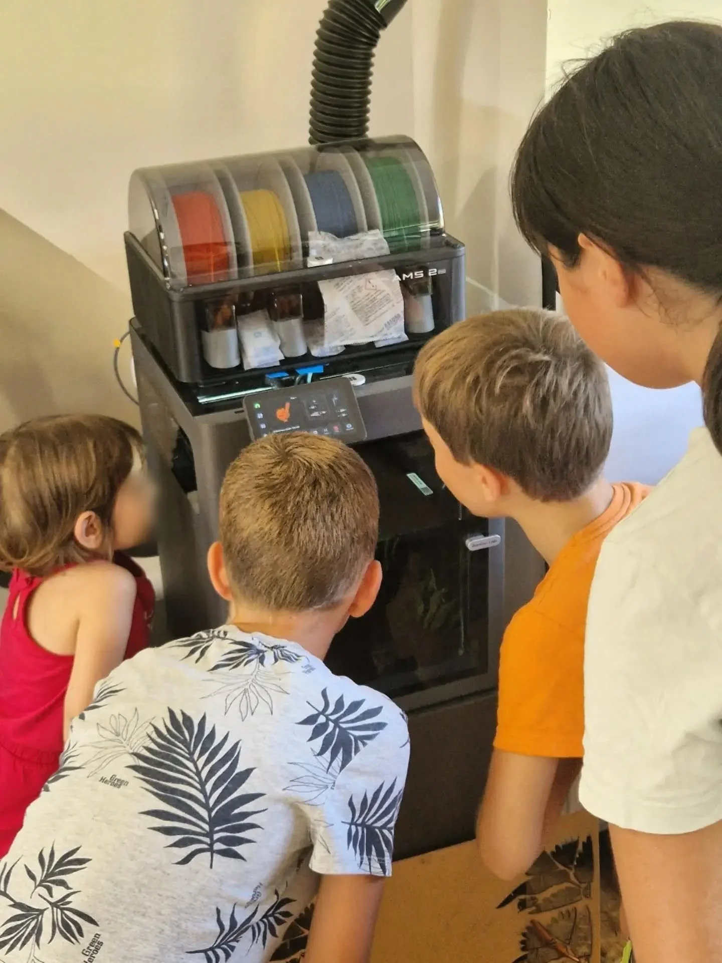 A few more glimpses from our Ferienspa&szlig; Kapfenstein workshops! ☀️

This time, with two groups of kids aged 7&ndash;11, we laser cut, assembled and customised our own bird feeders. And of course we also 3d printed the bird call whistle 🐦

A sma