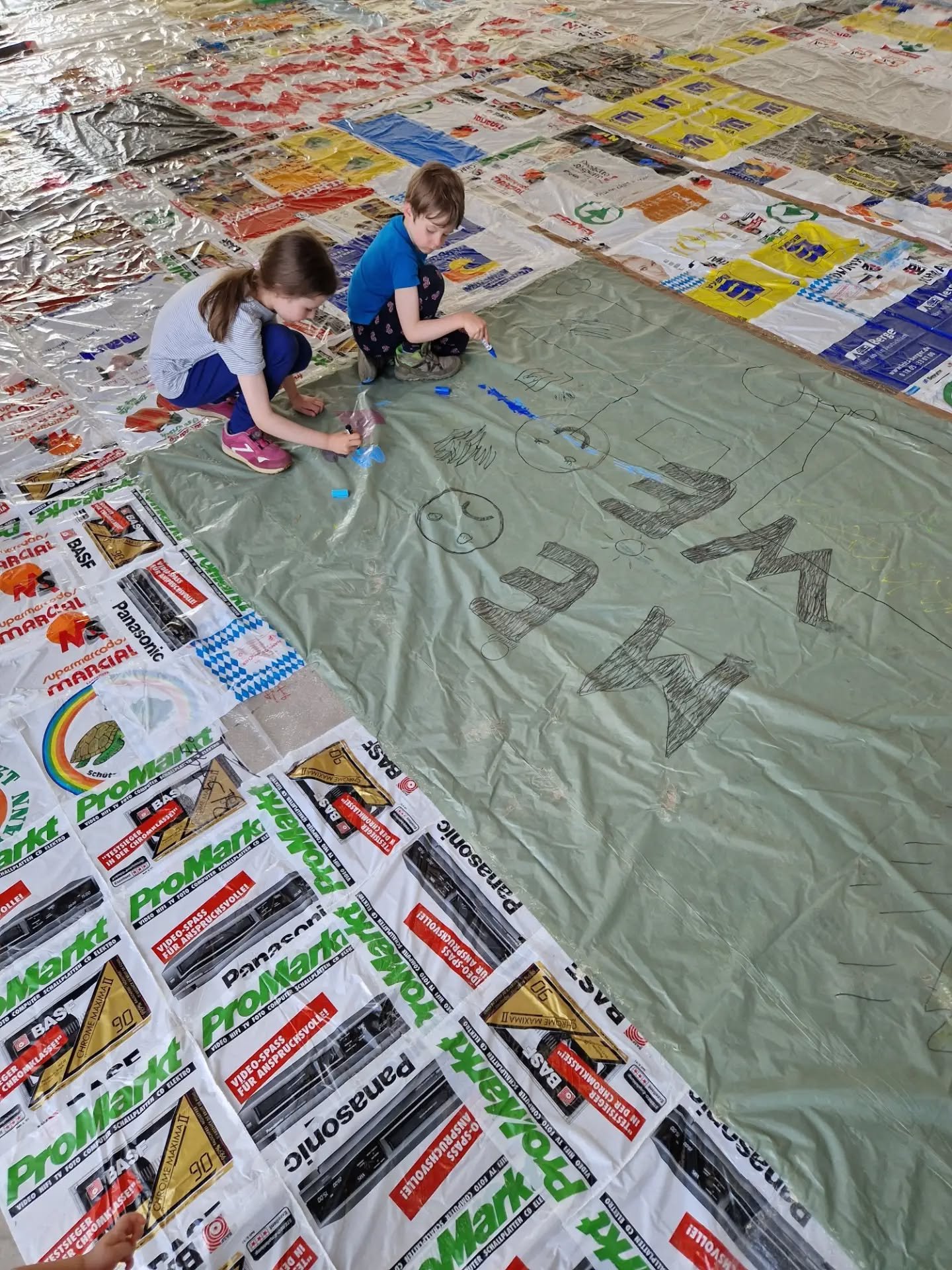 Can trash become an expression of Beauty?
Our dream team today just demonstrated it, by taping together 165 m2 of reclaimed plastic bags in @ks_contemporary, assembling a huge surface that will become (hopefully) an inflated inhabitable sculpture tom
