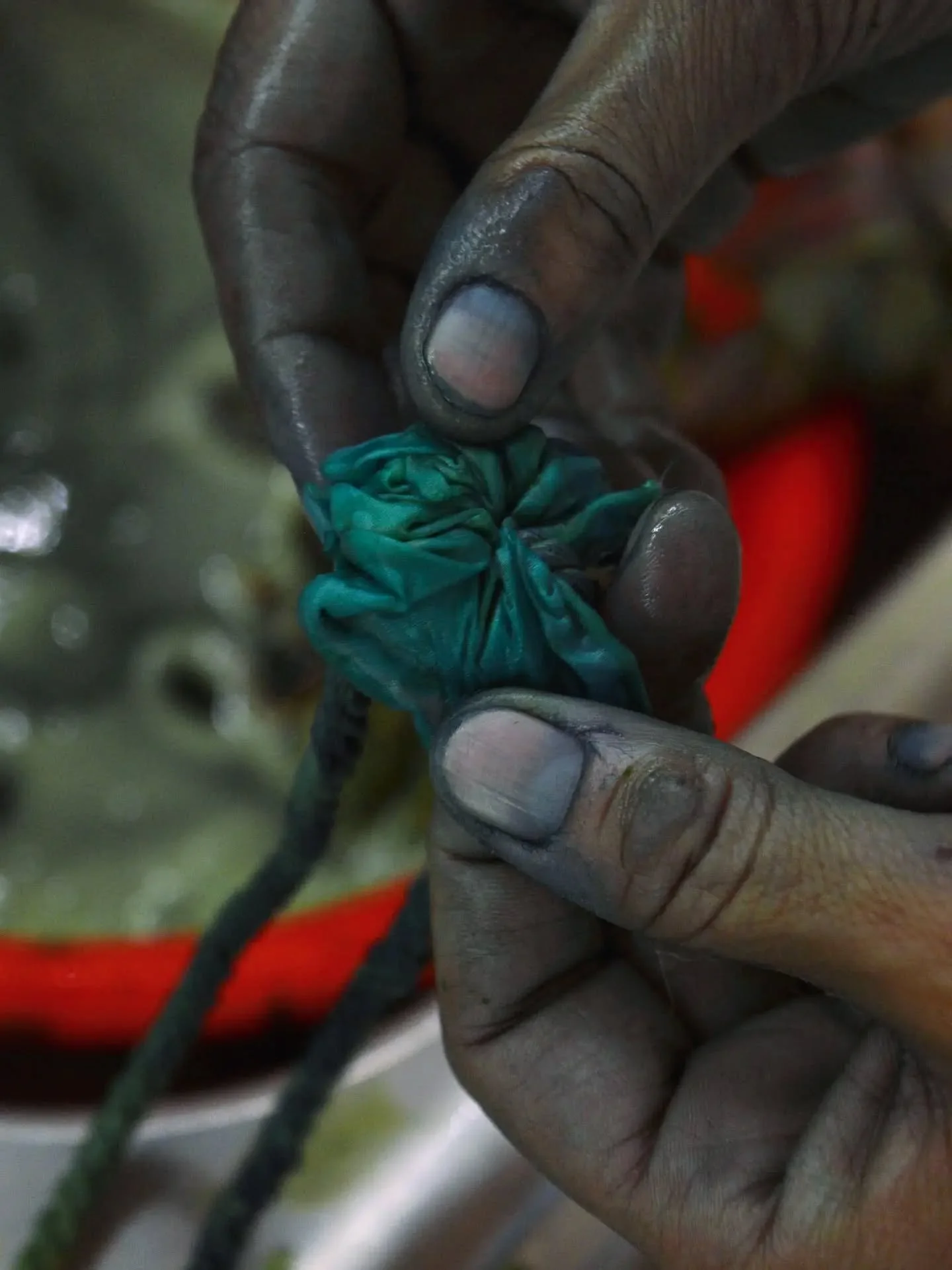 During her residency, @MartinaMuroni also joined us for our seasonal indigo experiments, using Japanese indigo (Persicaria tinctoria) grown in our own dye garden.

We explored pigment extraction for a later VAT dye process, but also dyed protein fibe