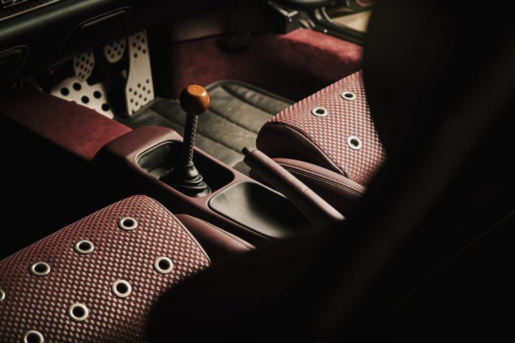 911 GTR Oak Green driver seat and dashboard