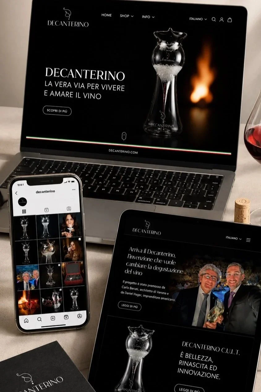 Schermo di un laptop con sito web Decantino, che promuove un decanter per il vino. Smartphone con profilo Instagram di Decantino, mostra foto di decanter e persone. Tablet con sito web Decantino che evidenzia l'innovazione e la cultura del vino, con 